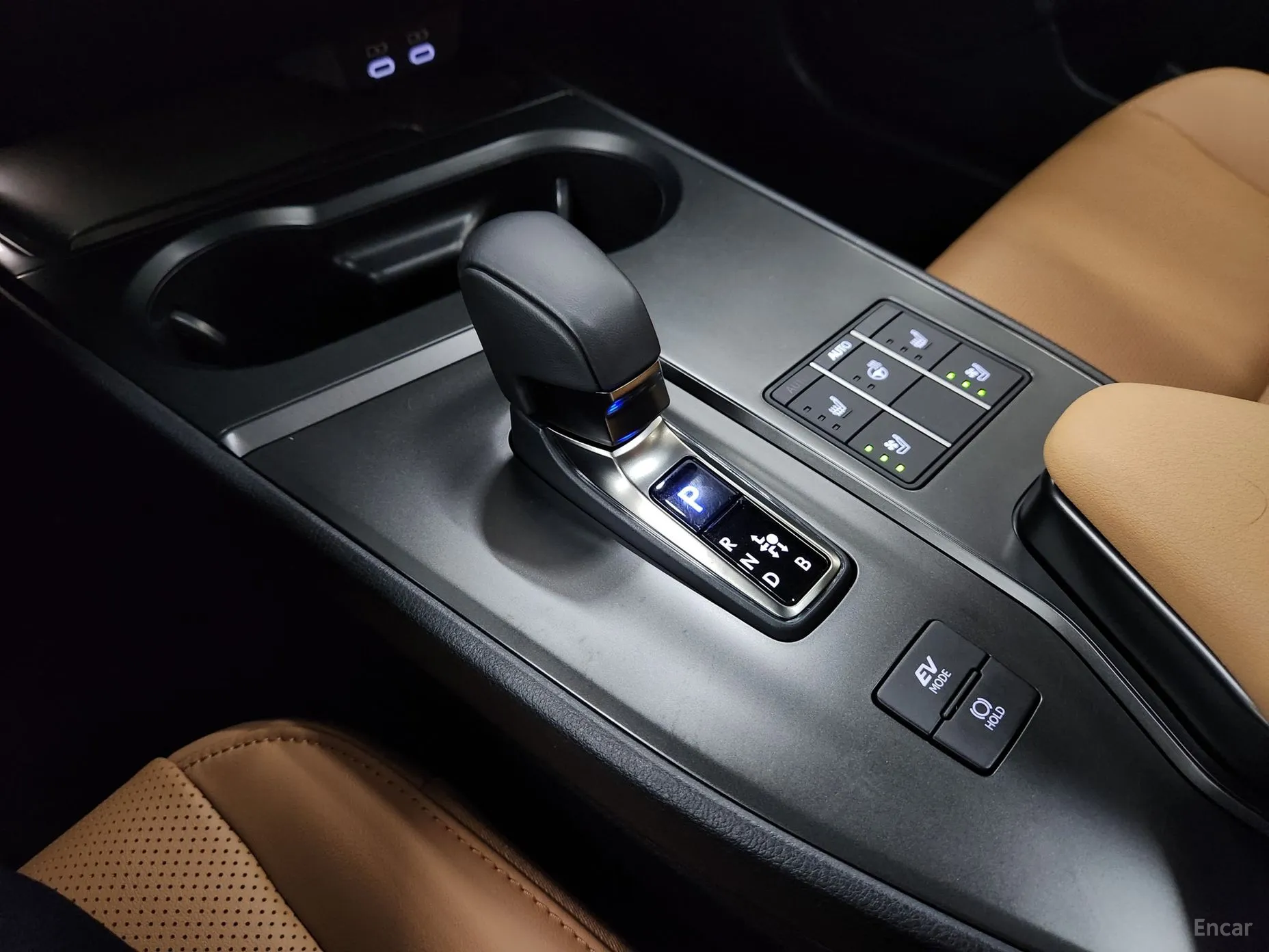Lexus UX300h превью 9