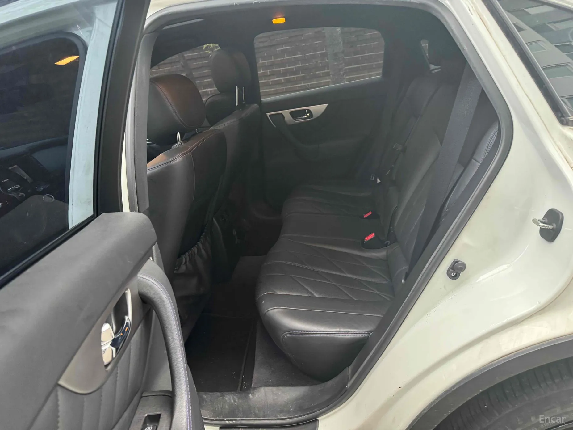 Infiniti QX70 превью 16