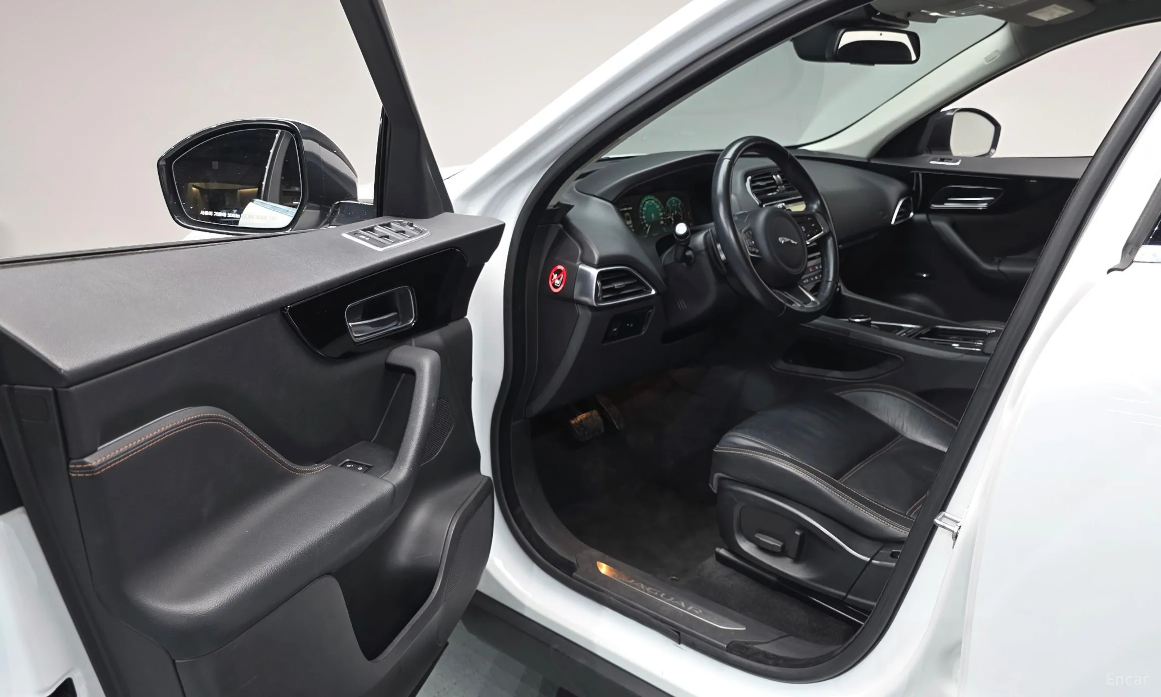 Jaguar F-PACE превью 10