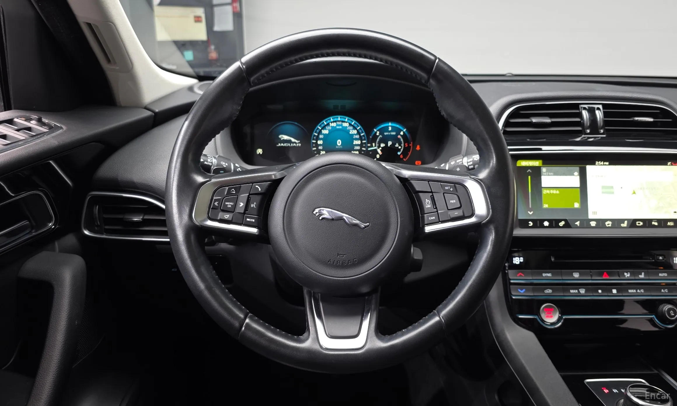 Jaguar F-PACE превью 12