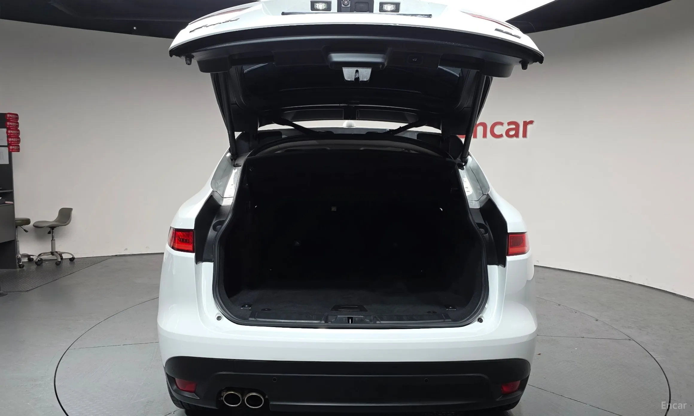 Jaguar F-PACE превью 20