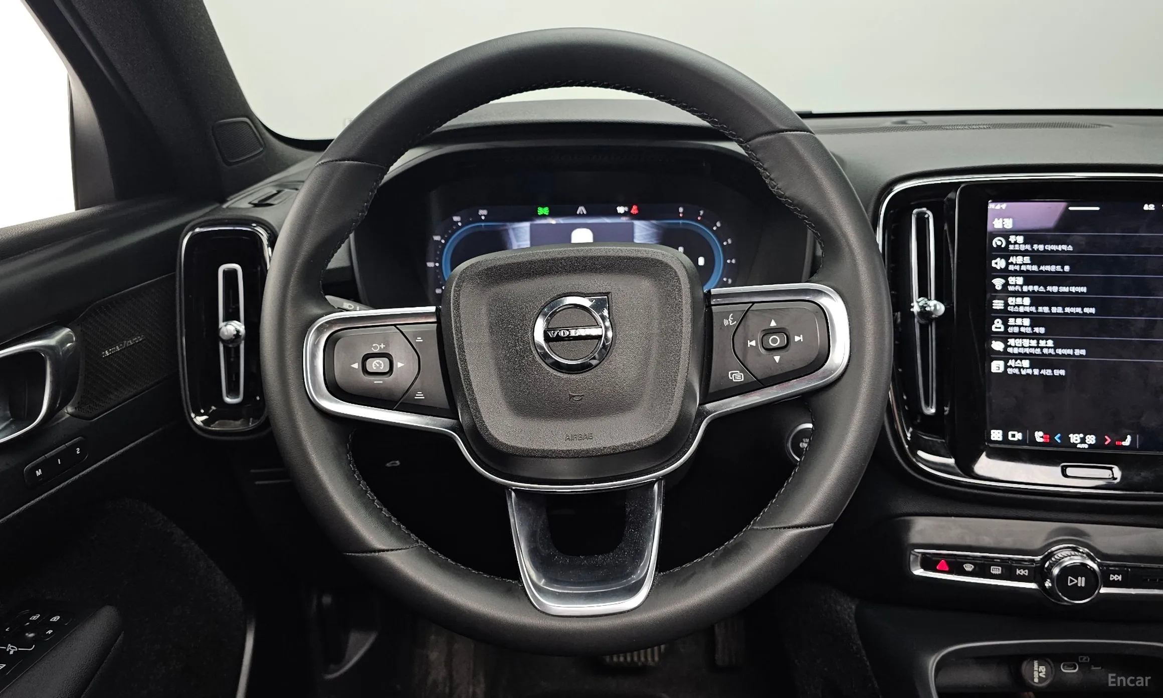 Volvo XC40 превью 13