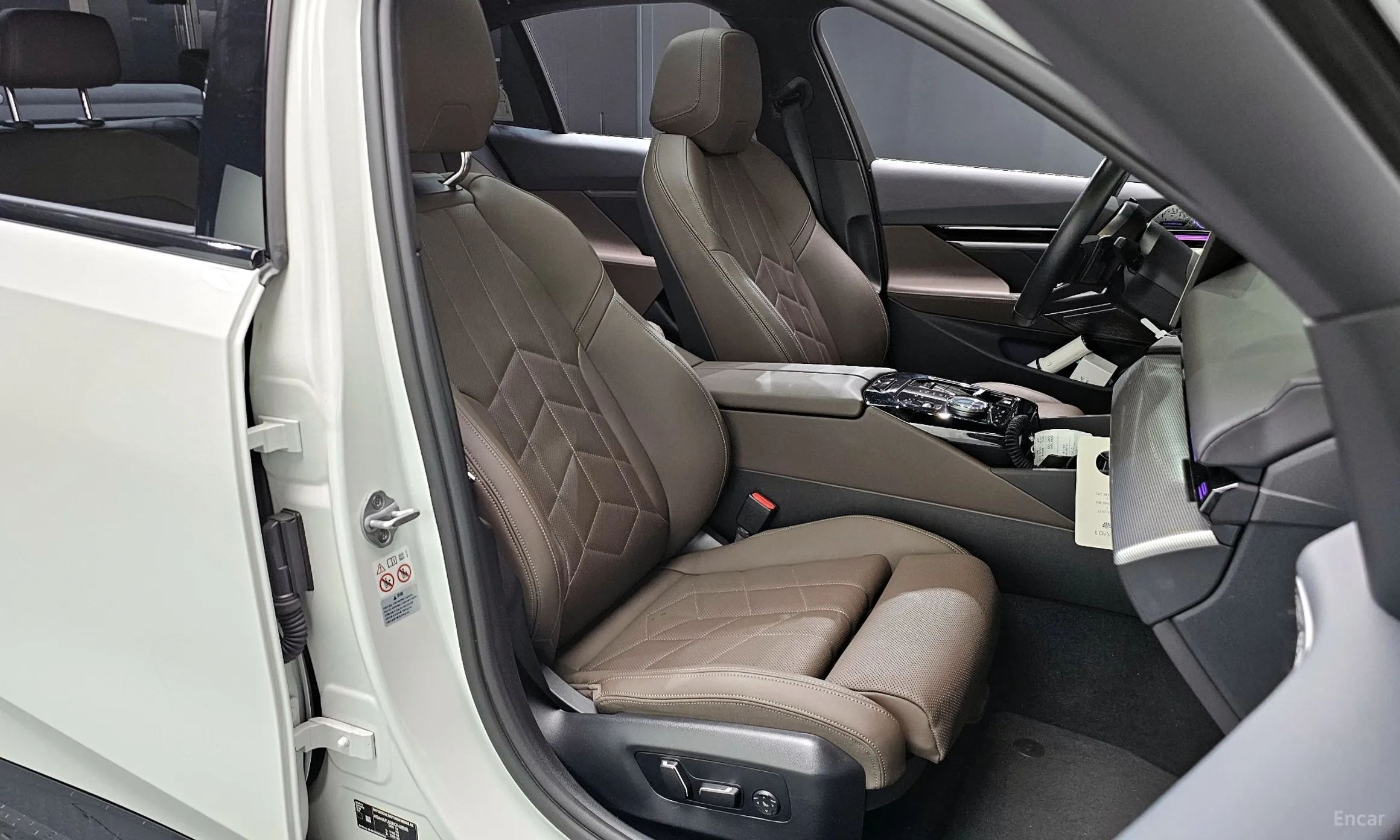 BMW 5 Series (G60) превью 11