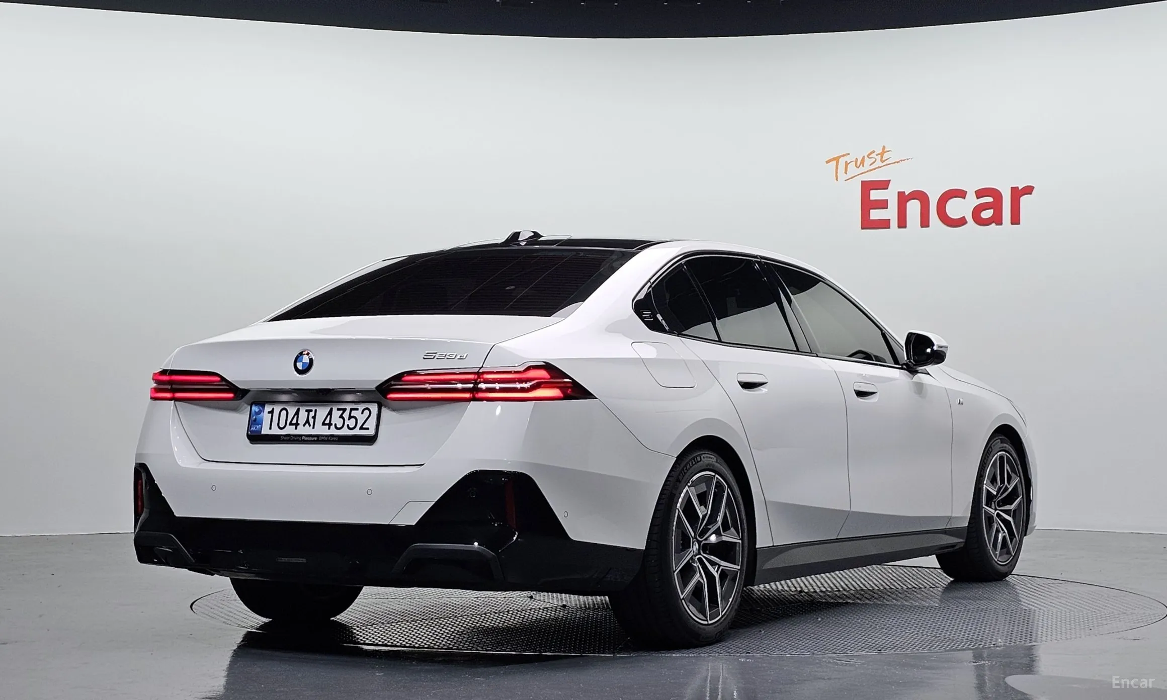 BMW 5 Series (G60) превью 2