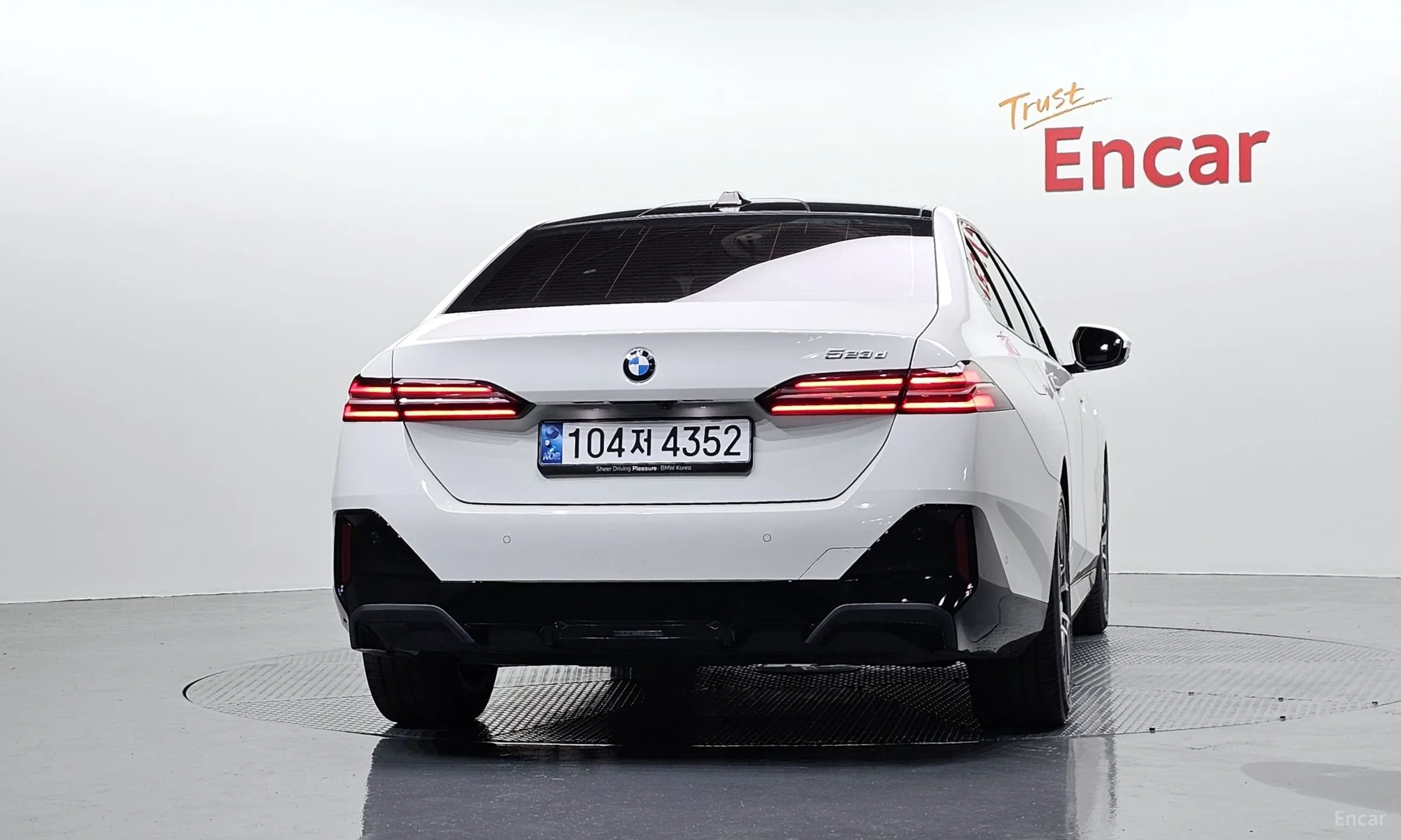 BMW 5 Series (G60) превью 4