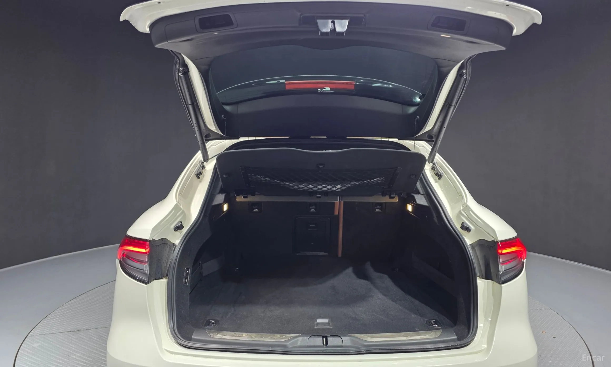 Maserati Levante превью 20