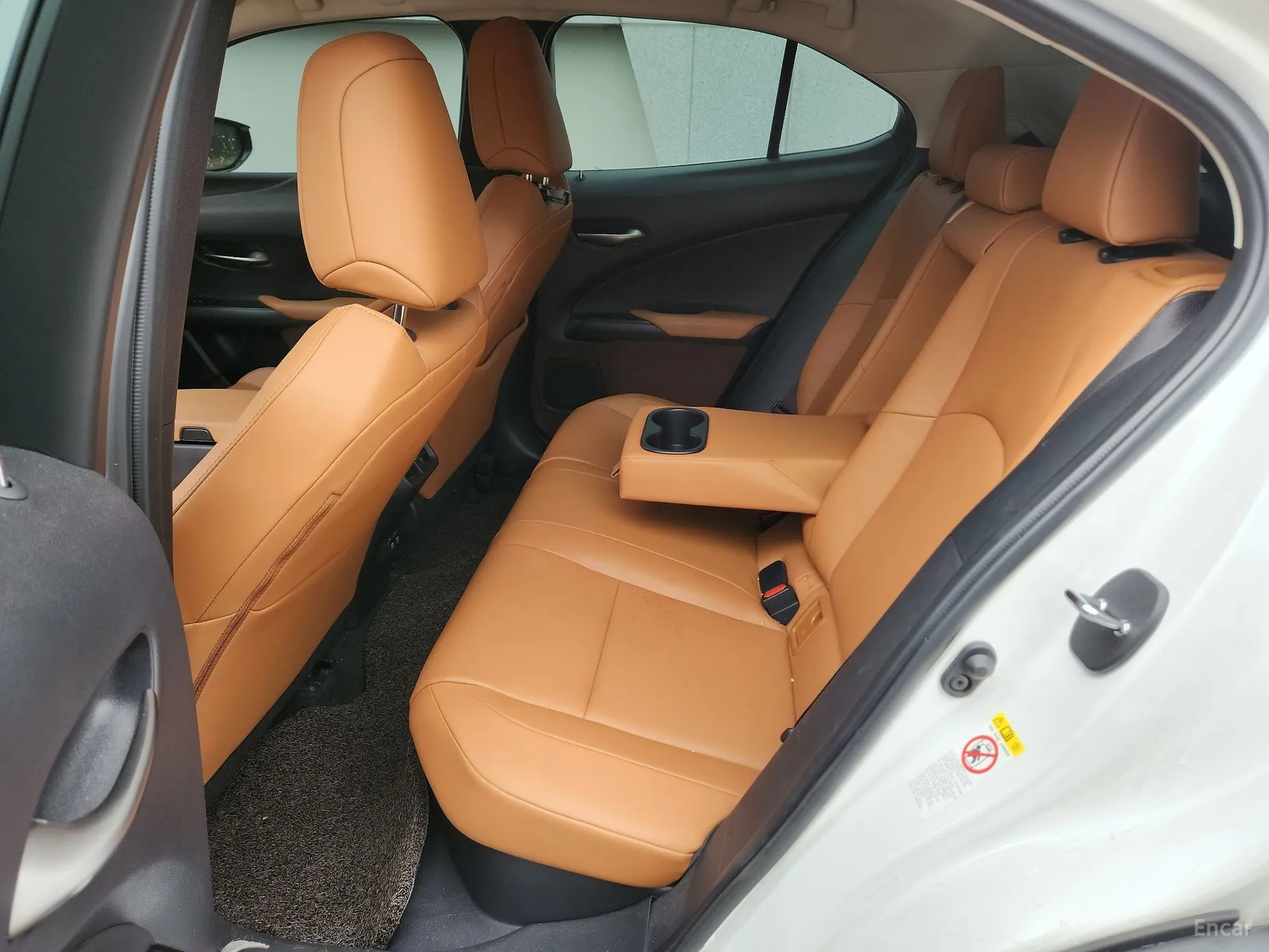 Lexus UX250h превью 10