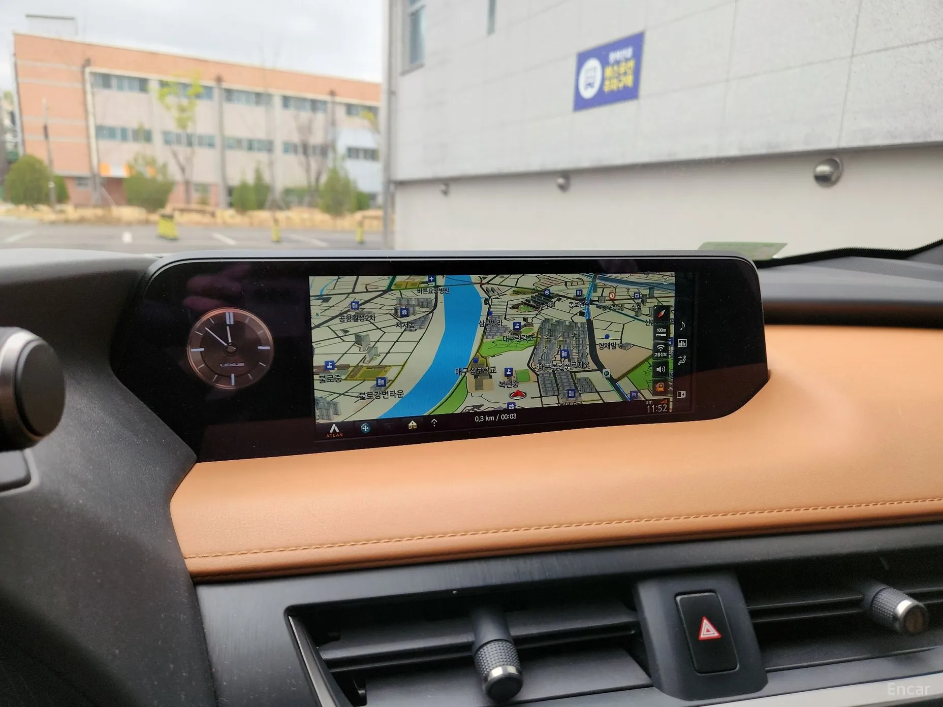 Lexus UX250h превью 14