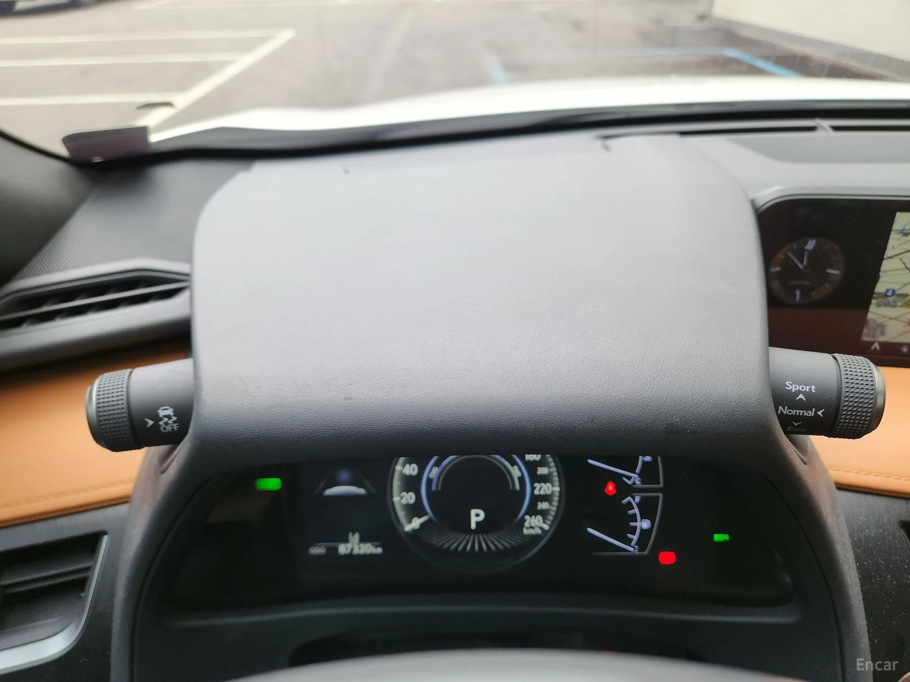 Lexus UX250h превью 15