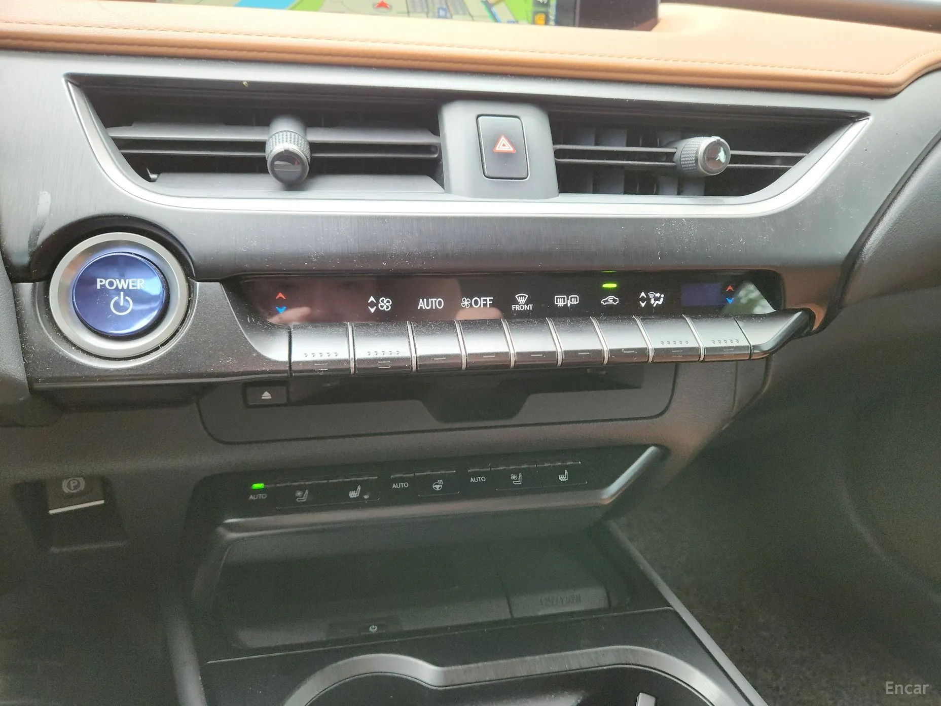 Lexus UX250h превью 17