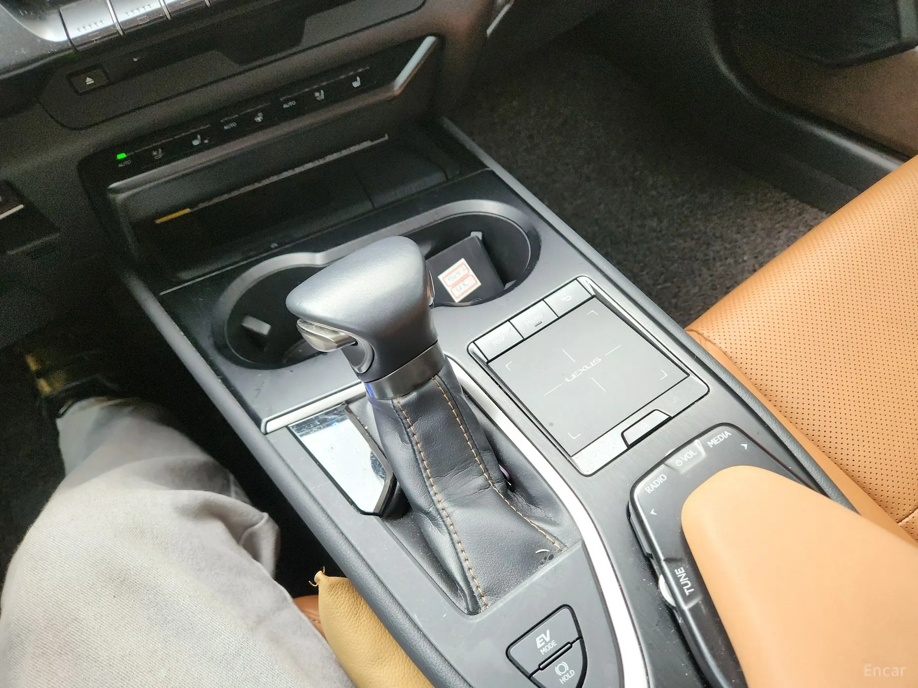 Lexus UX250h превью 19
