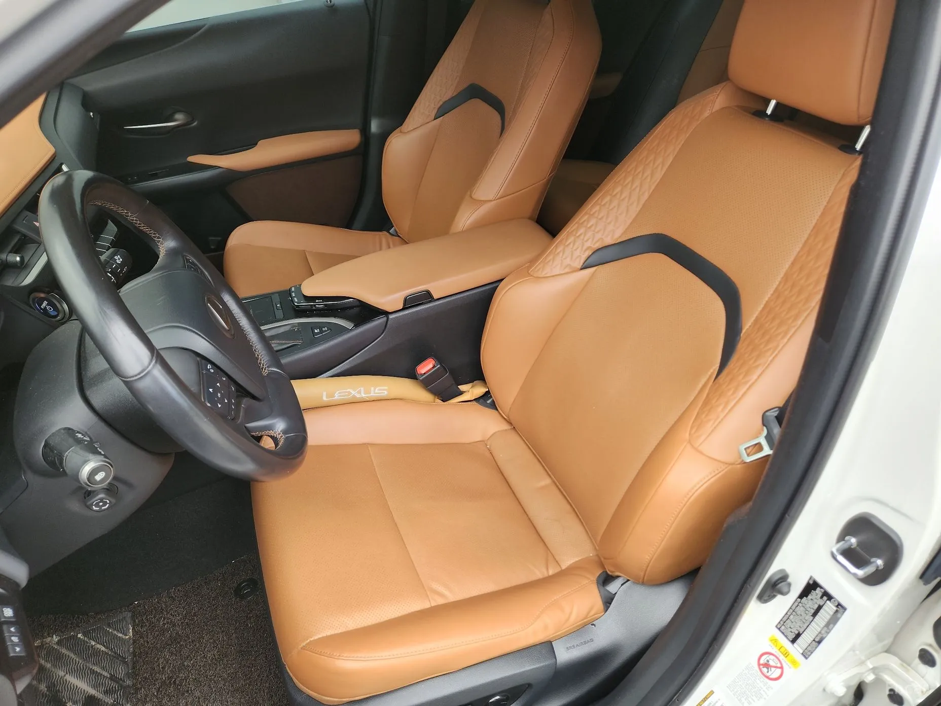 Lexus UX250h превью 9
