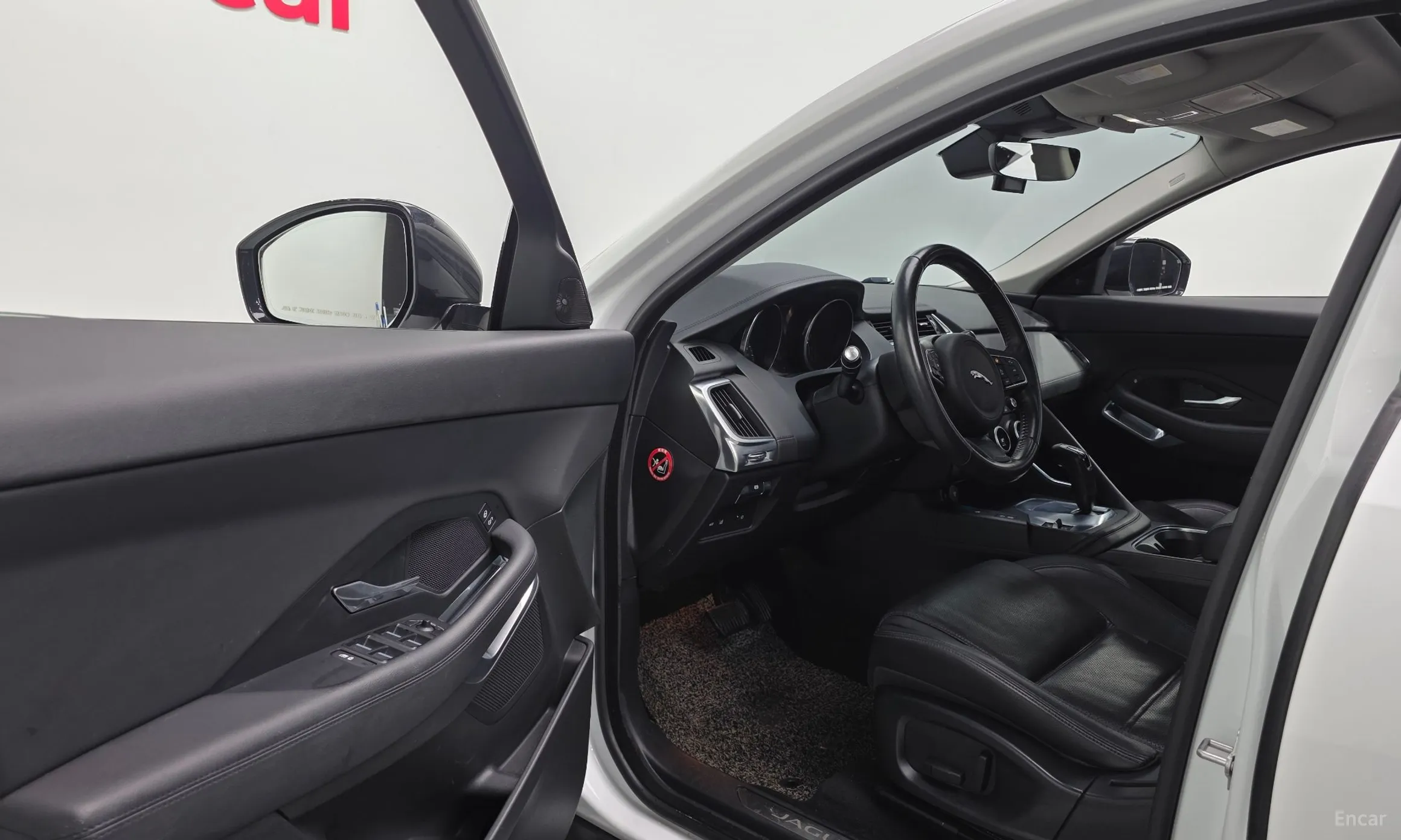 Jaguar E-PACE превью 10