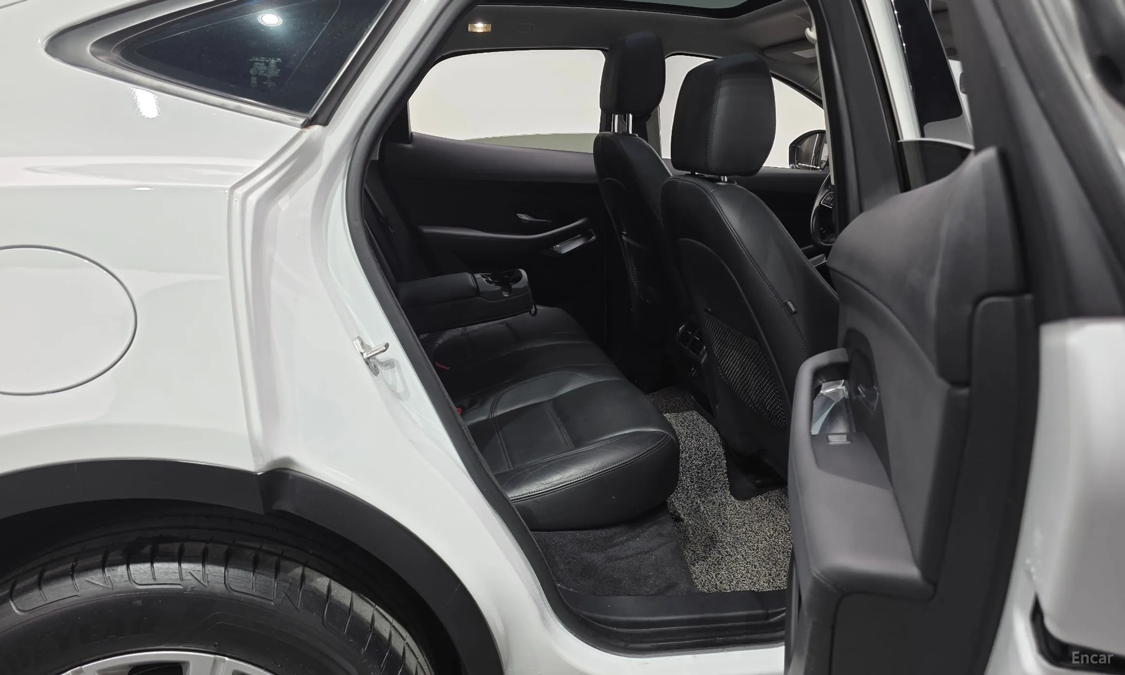 Jaguar E-PACE превью 12