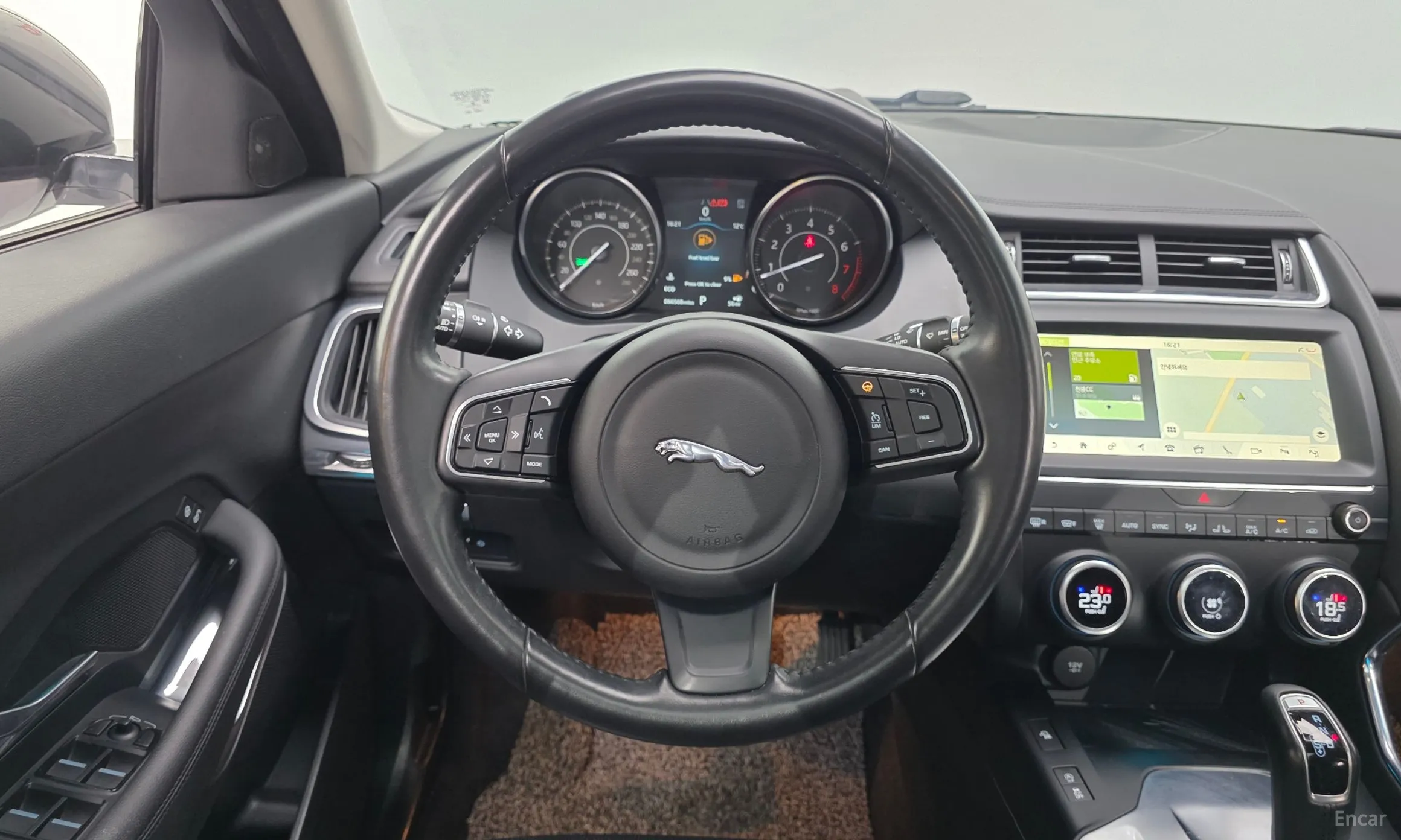 Jaguar E-PACE превью 13
