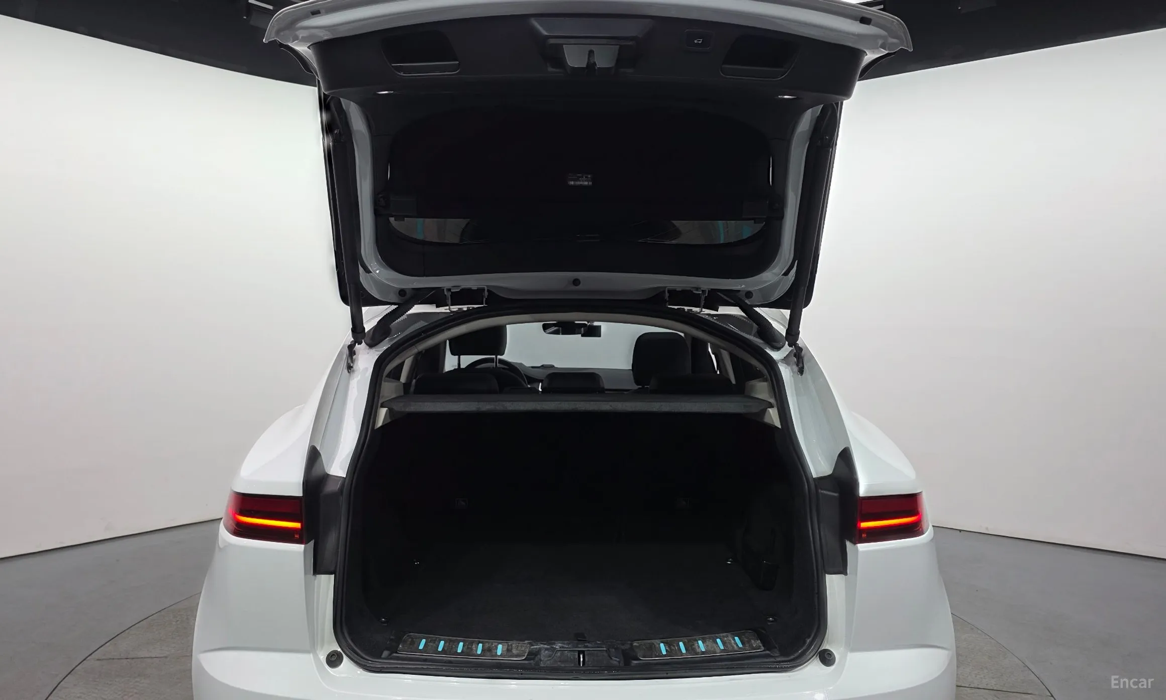 Jaguar E-PACE превью 20