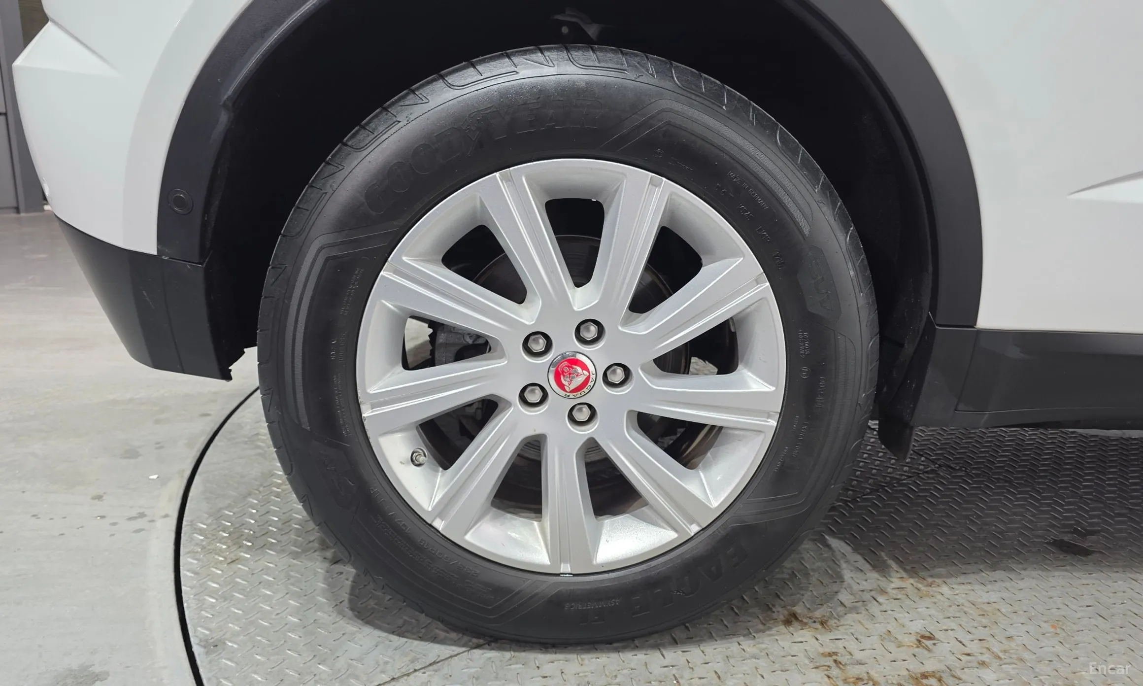 Jaguar E-PACE превью 5
