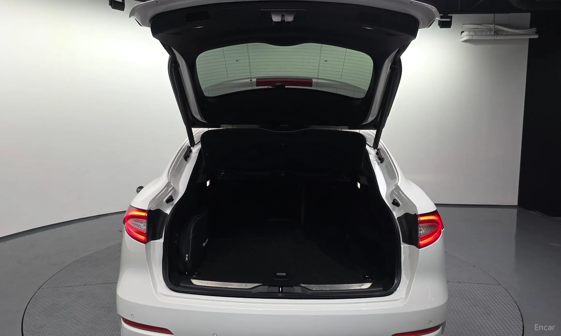 Maserati Levante превью 20