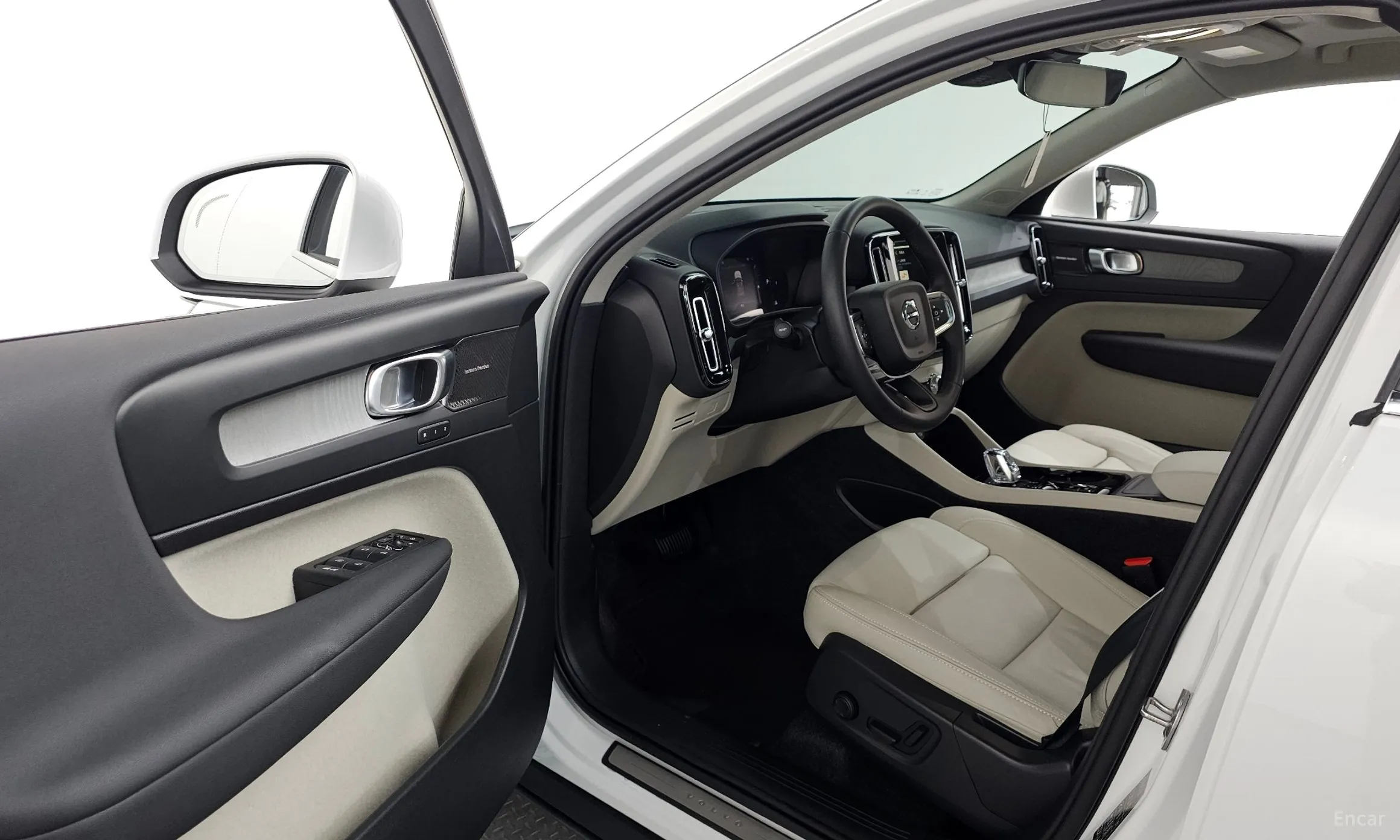 Volvo XC40 превью 10