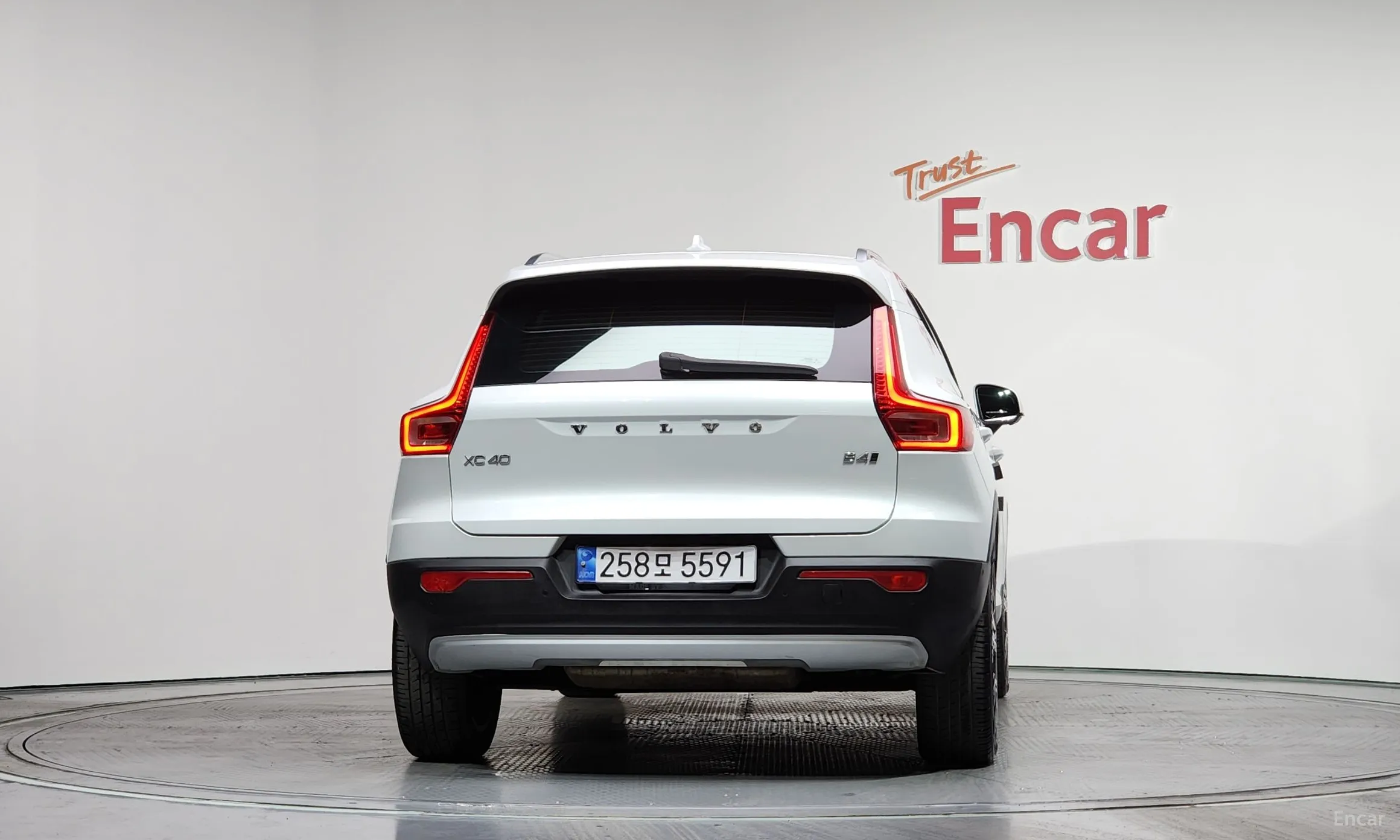 Volvo XC40 превью 4