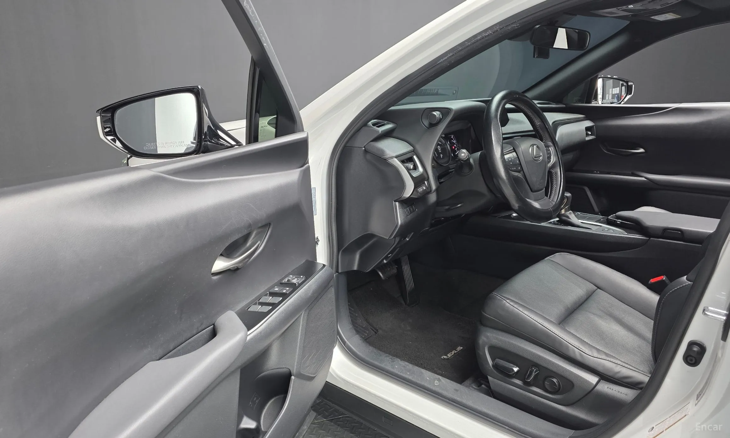 Lexus UX250h превью 10