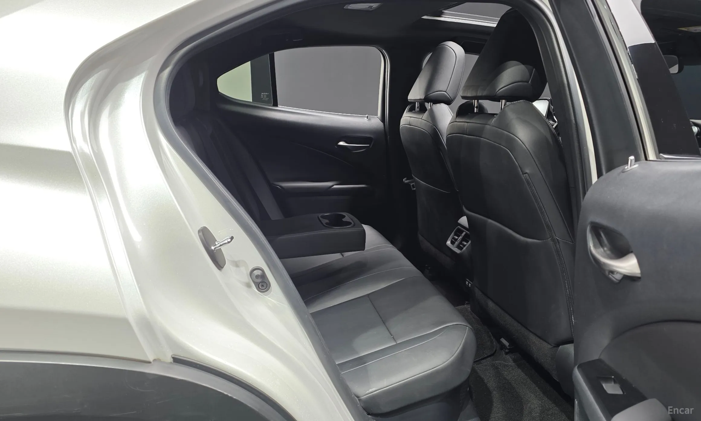 Lexus UX250h превью 12