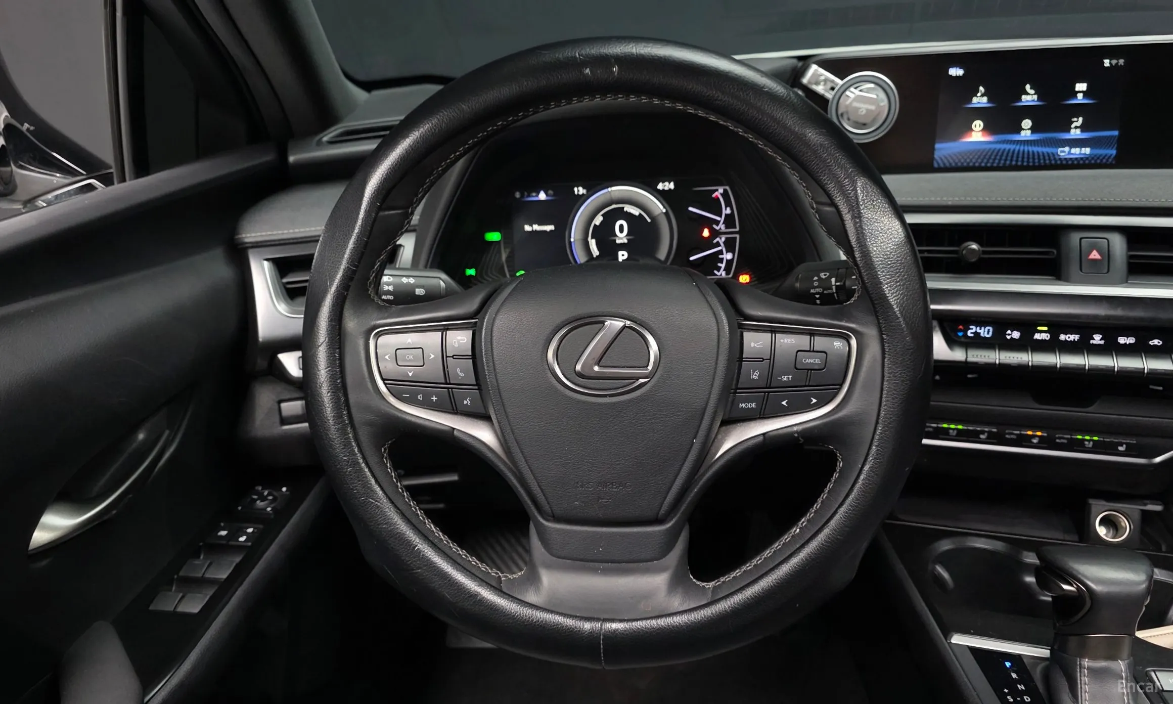 Lexus UX250h превью 13