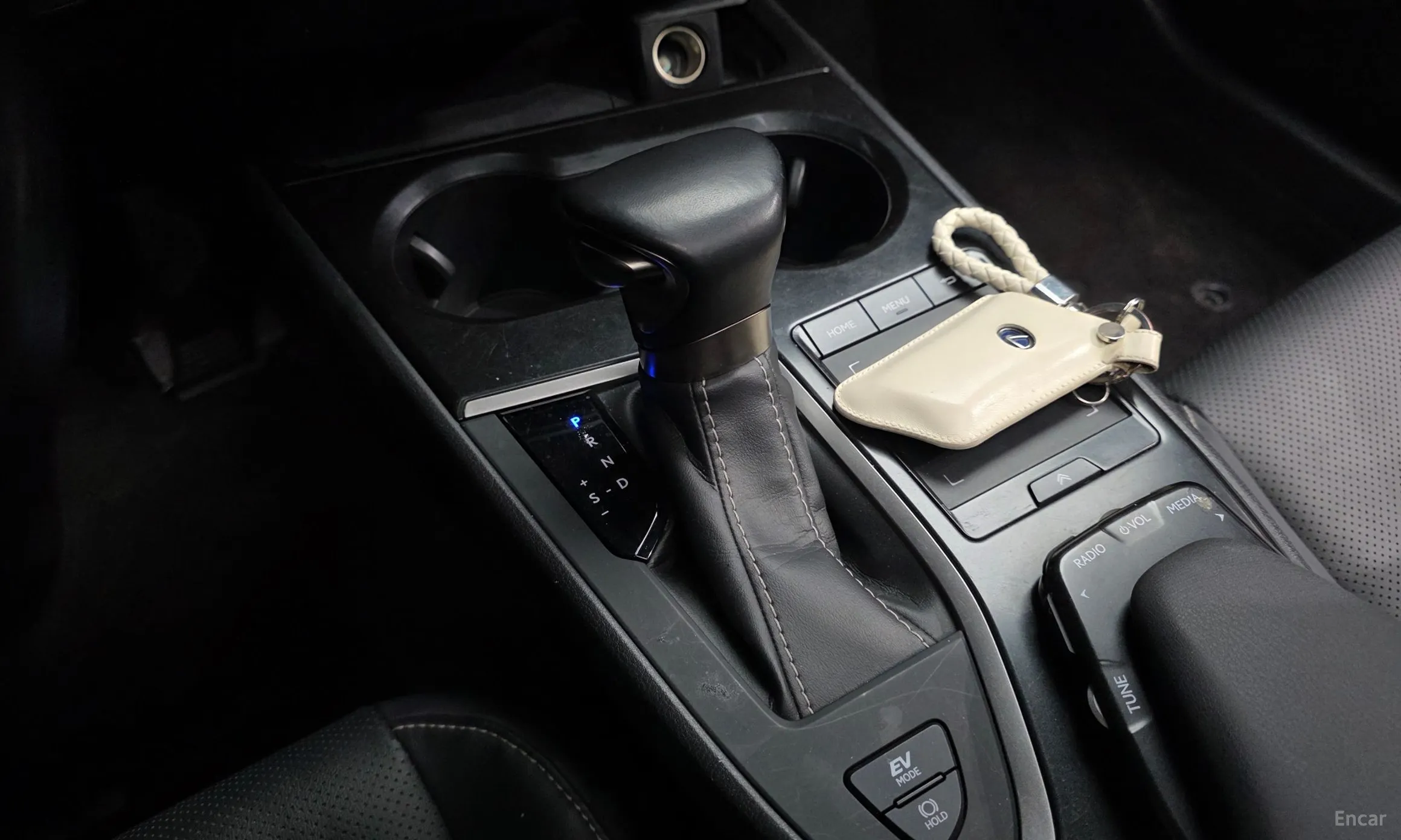 Lexus UX250h превью 9