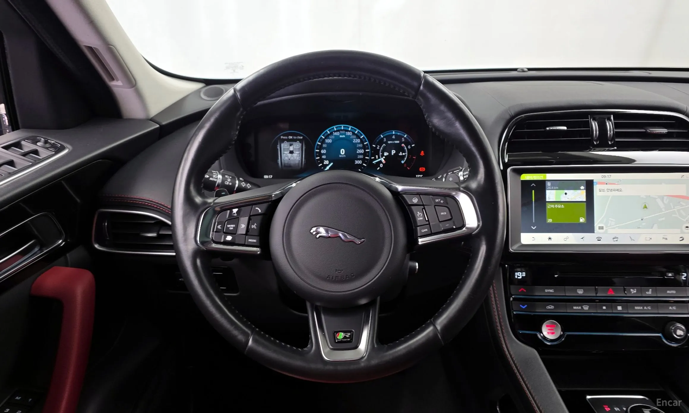 Jaguar F-PACE превью 12