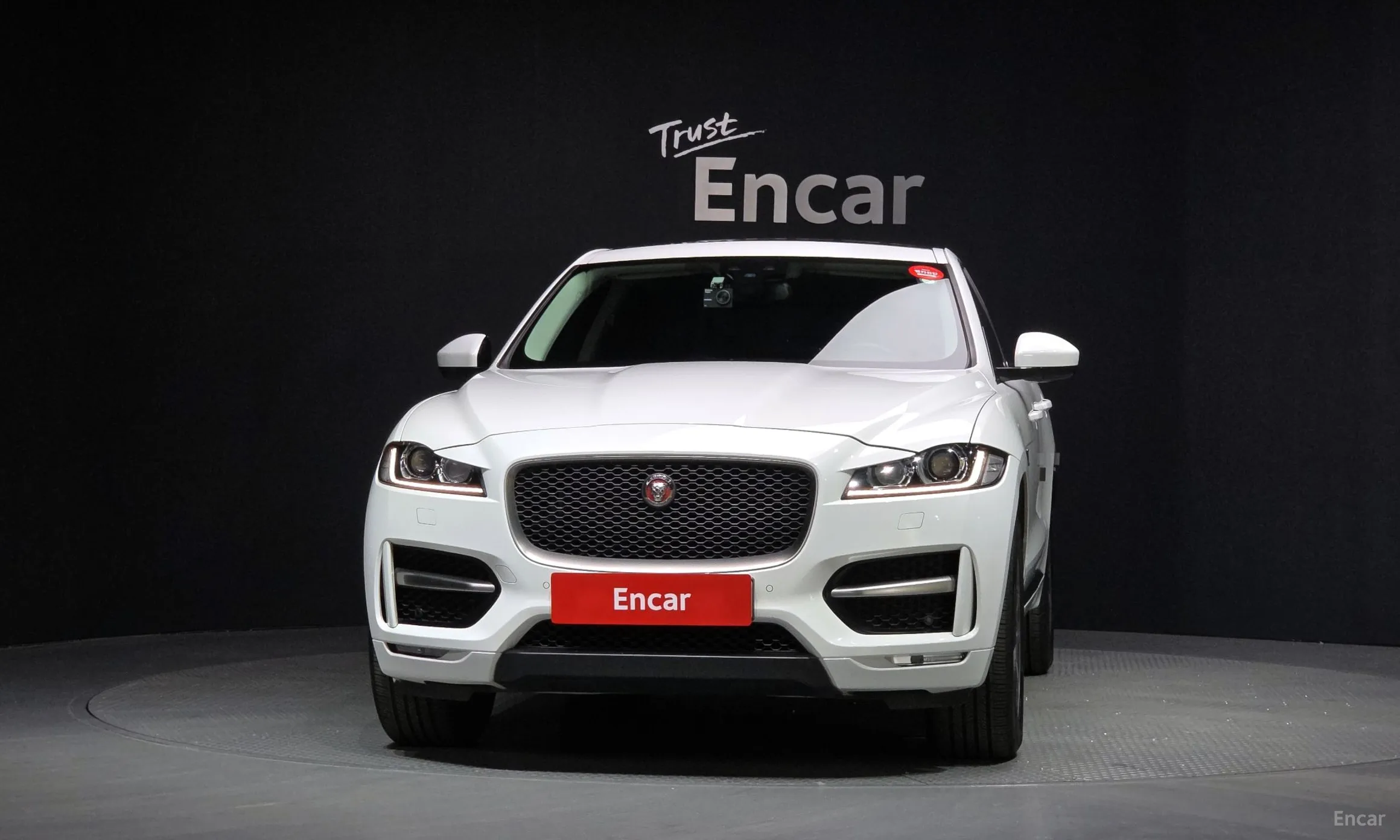 Jaguar F-PACE превью 3