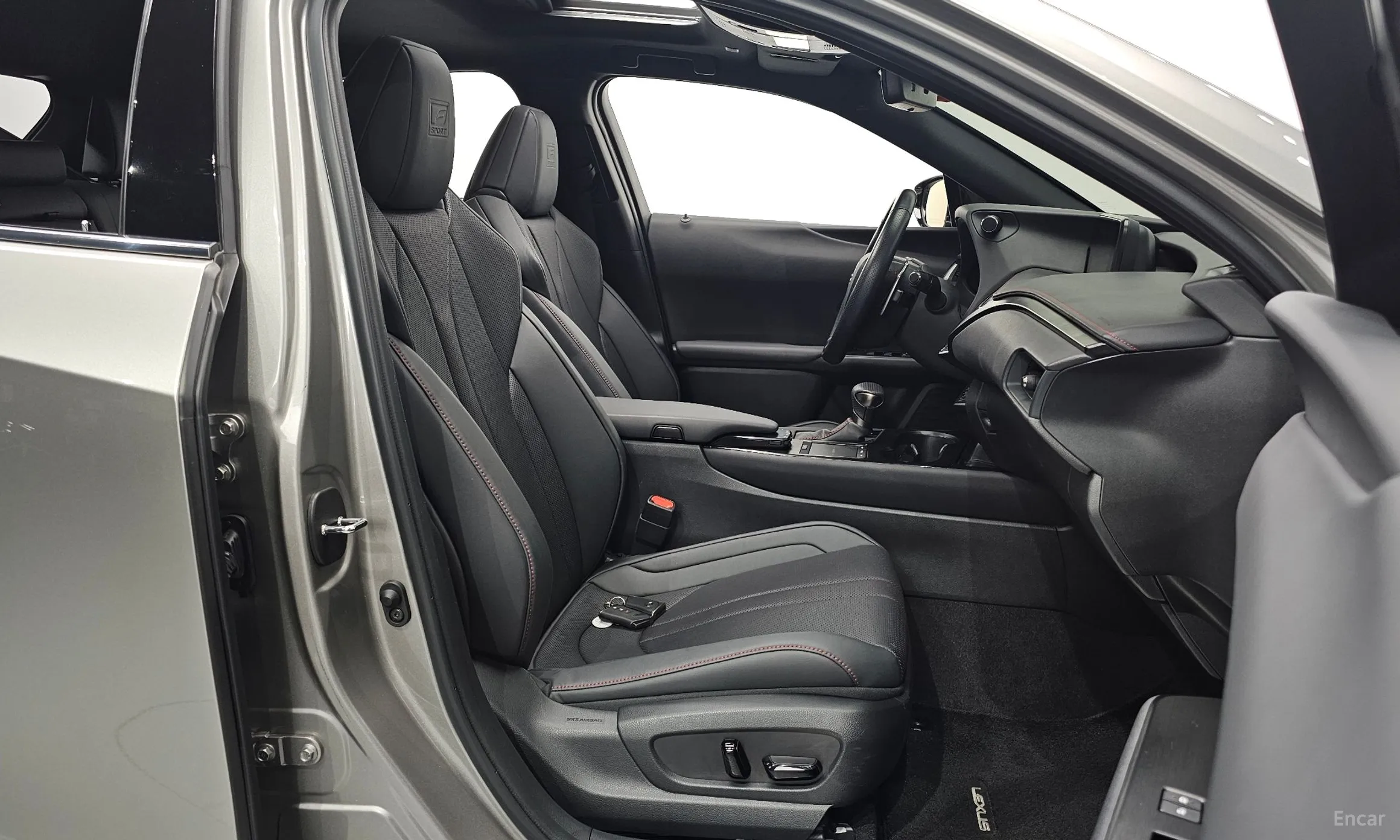Lexus UX250h превью 10