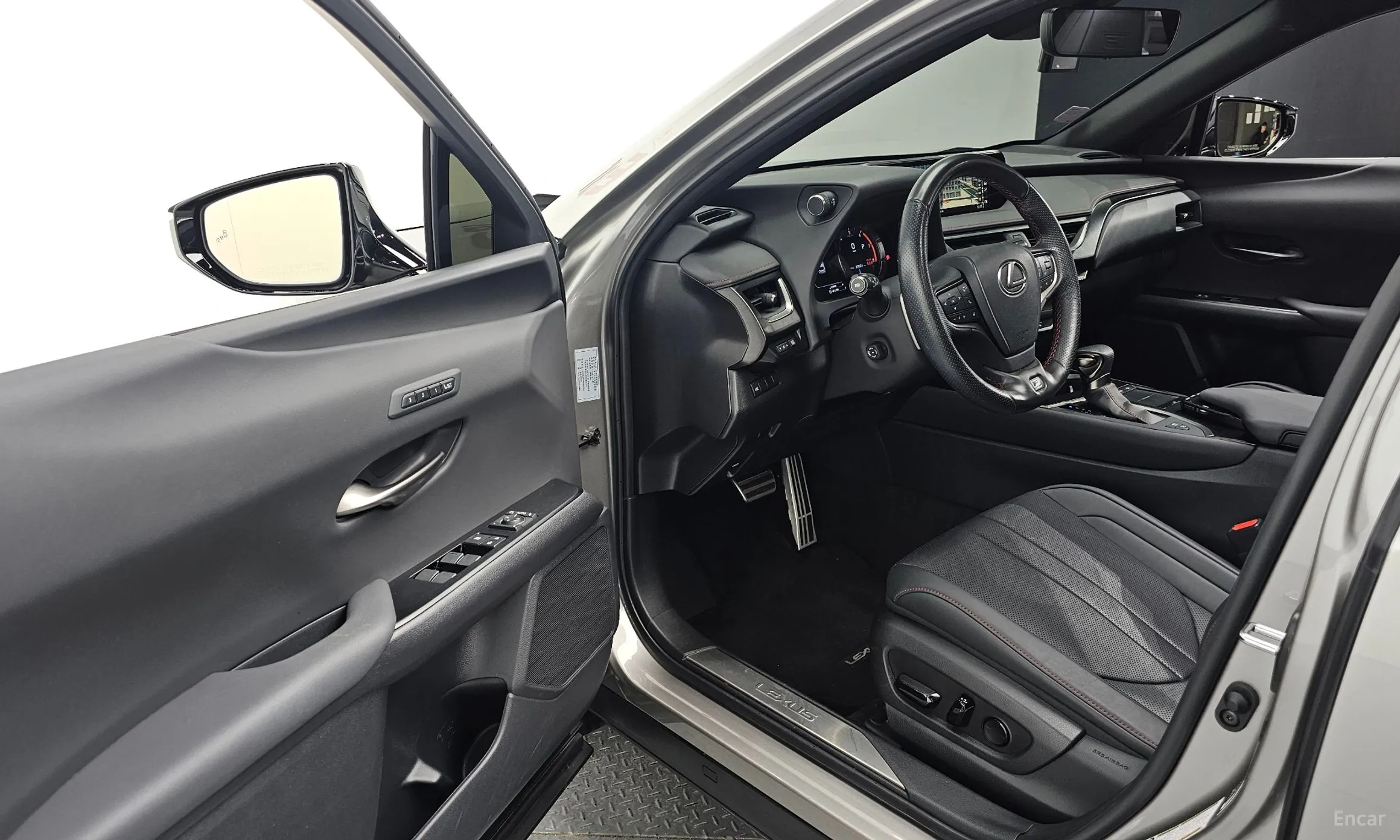 Lexus UX250h превью 11