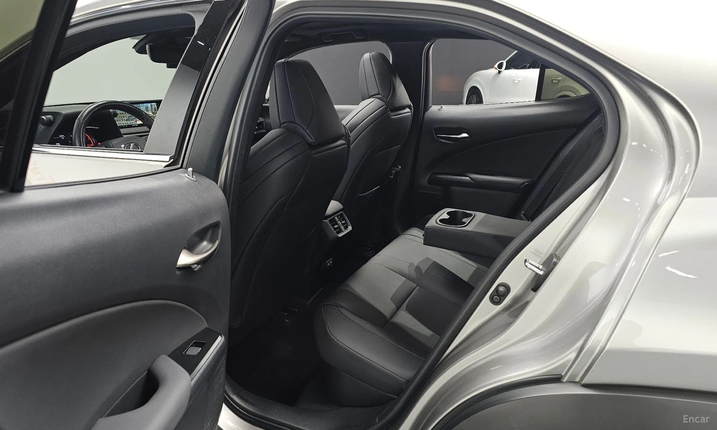 Lexus UX250h превью 12