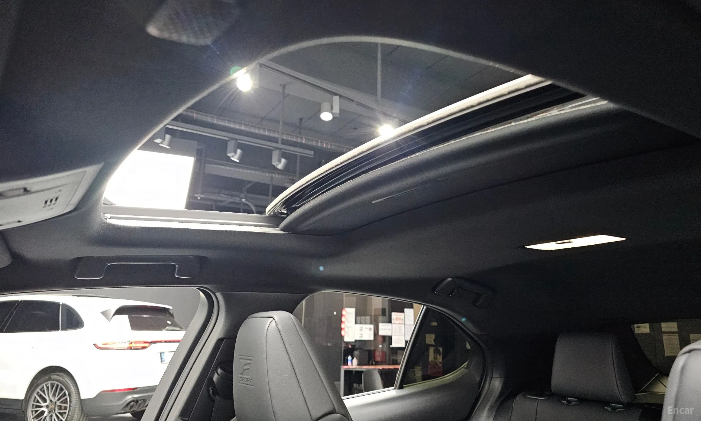 Lexus UX250h превью 16