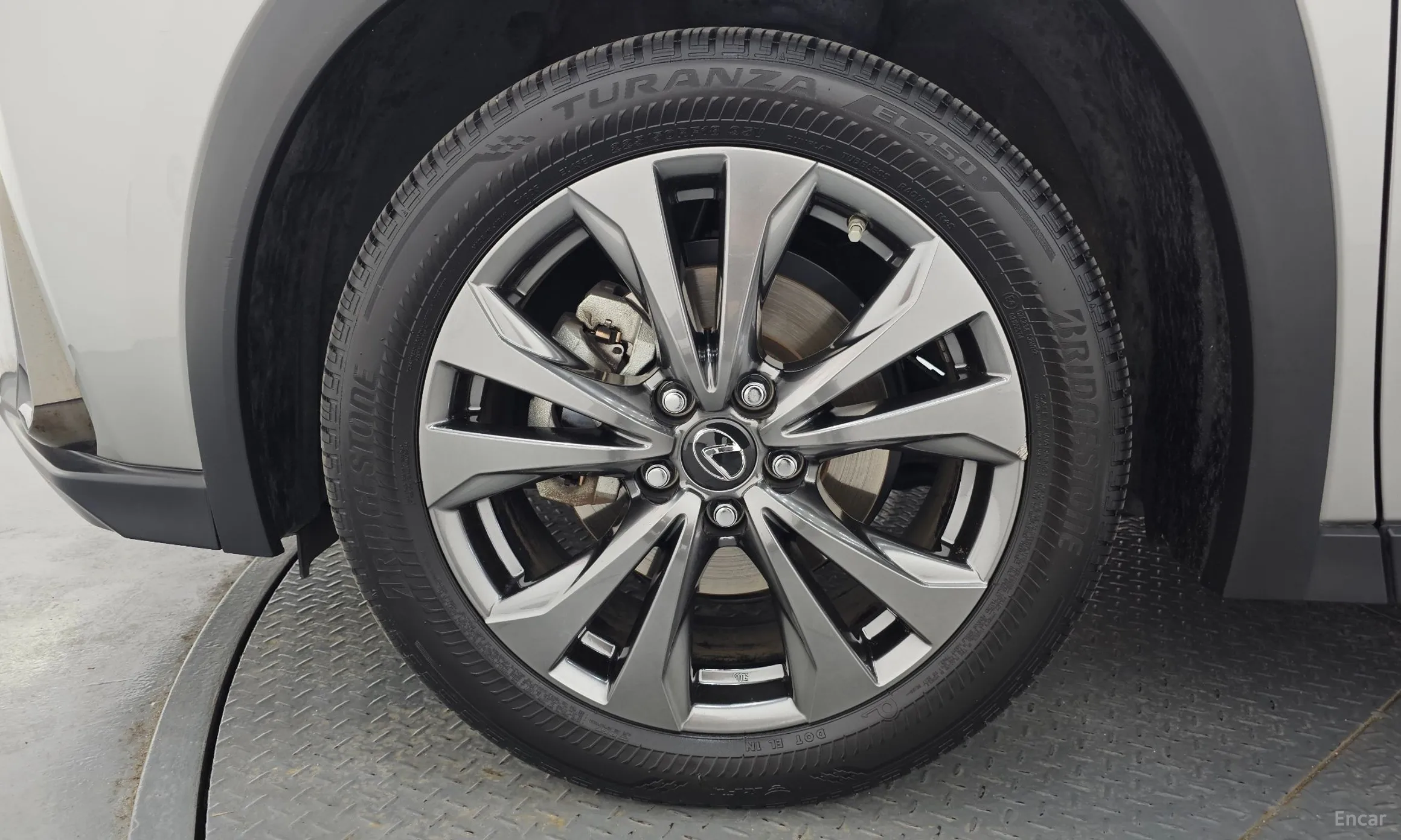 Lexus UX250h превью 5