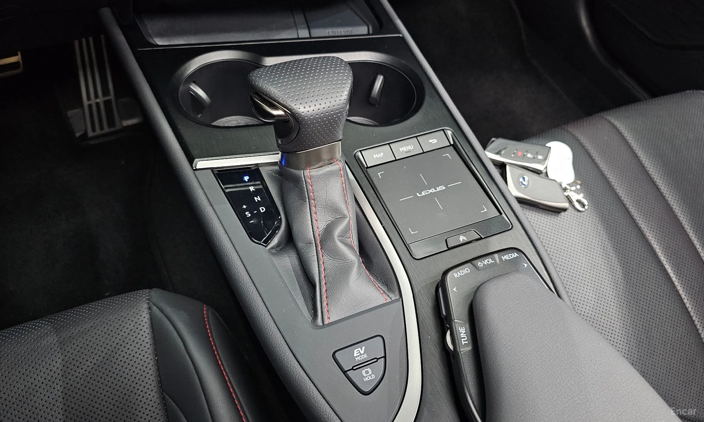 Lexus UX250h превью 9