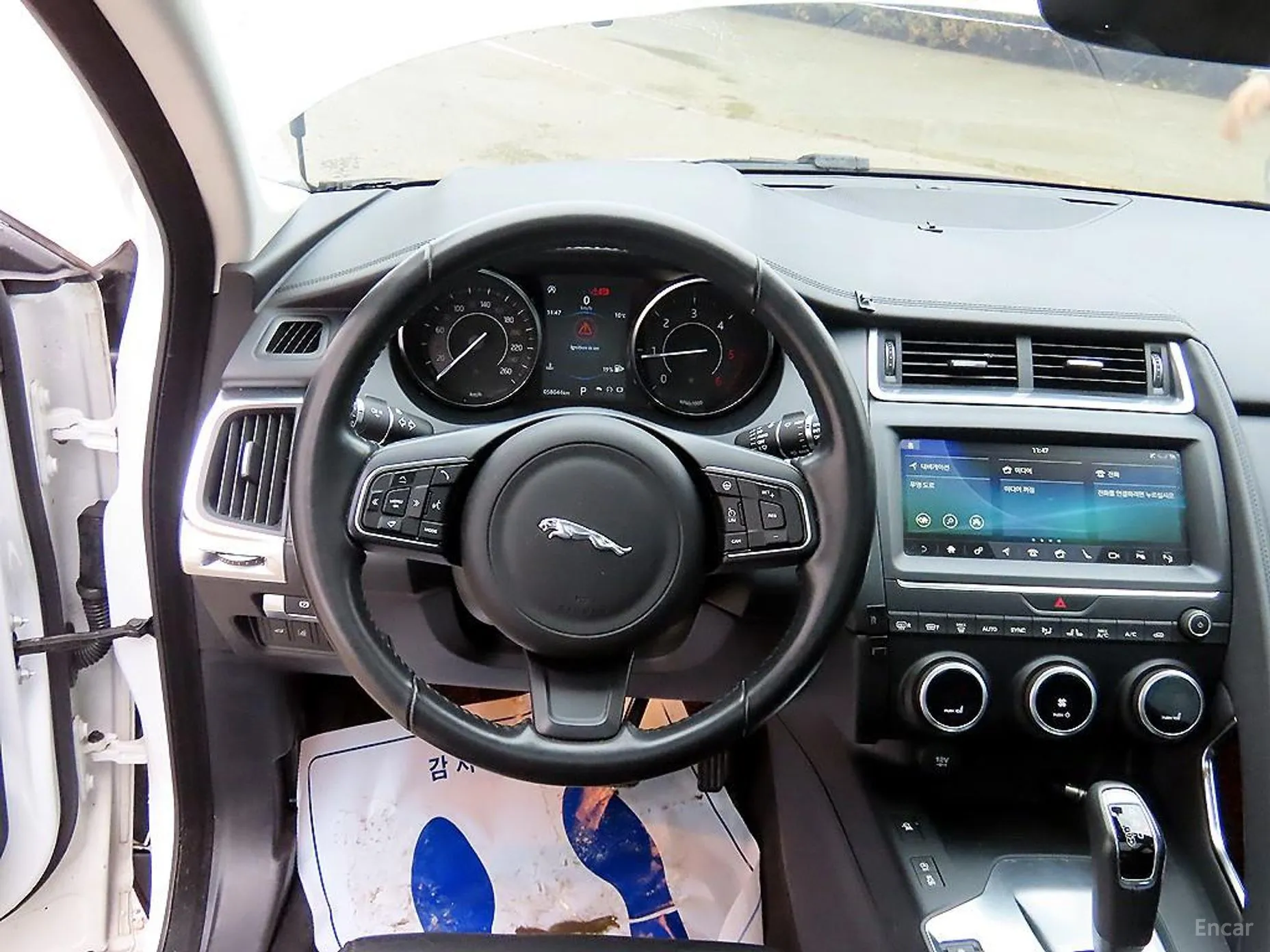 Jaguar E-PACE превью 8