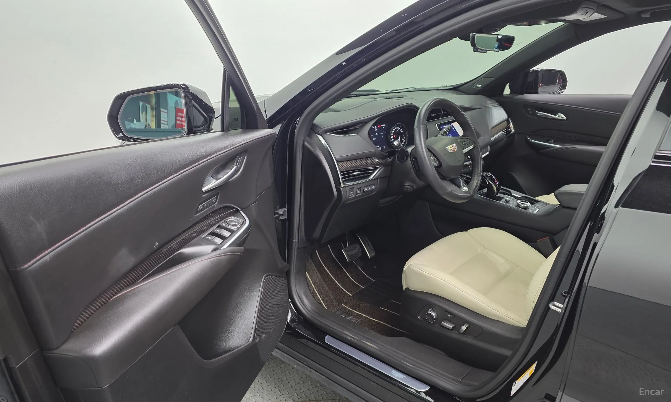 Cadillac XT4 превью 10