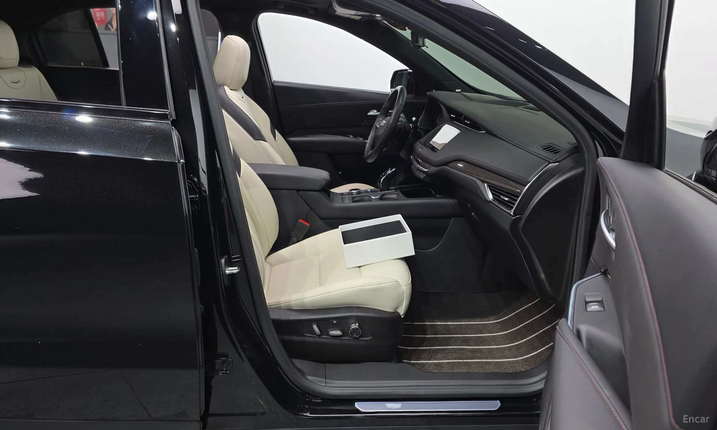 Cadillac XT4 превью 12