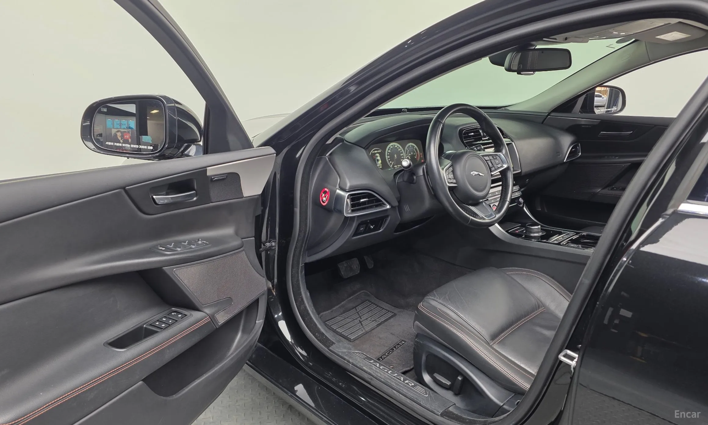 Jaguar XE превью 10