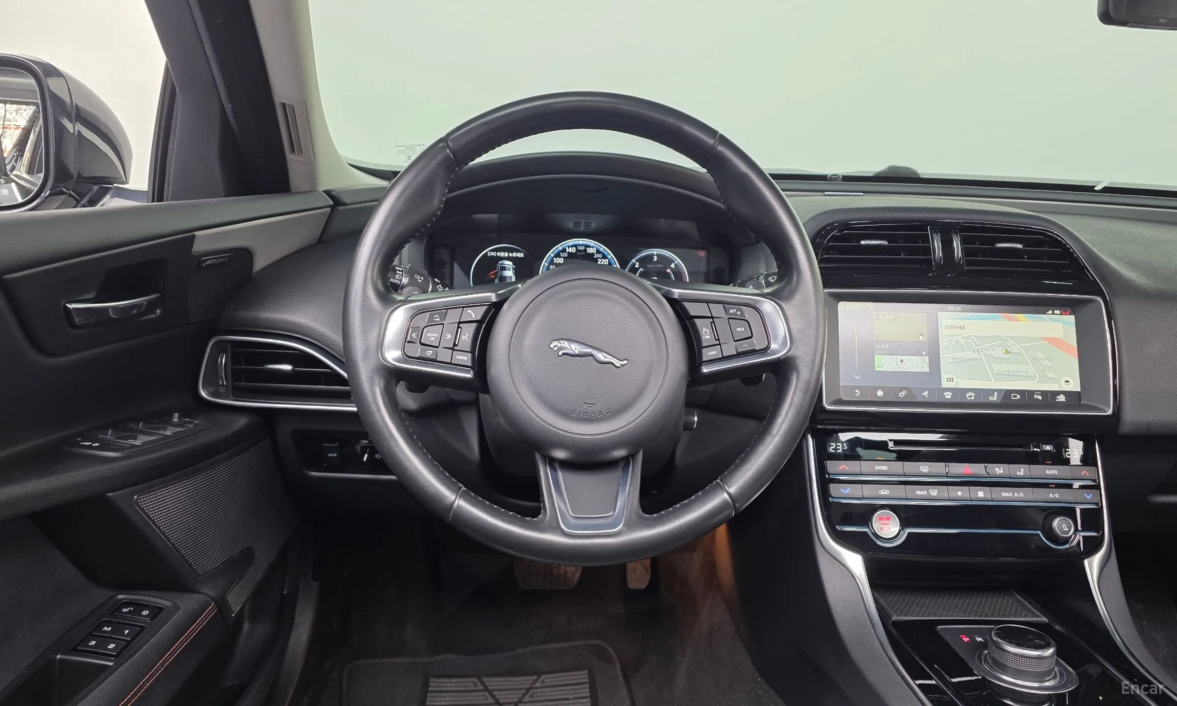 Jaguar XE превью 13