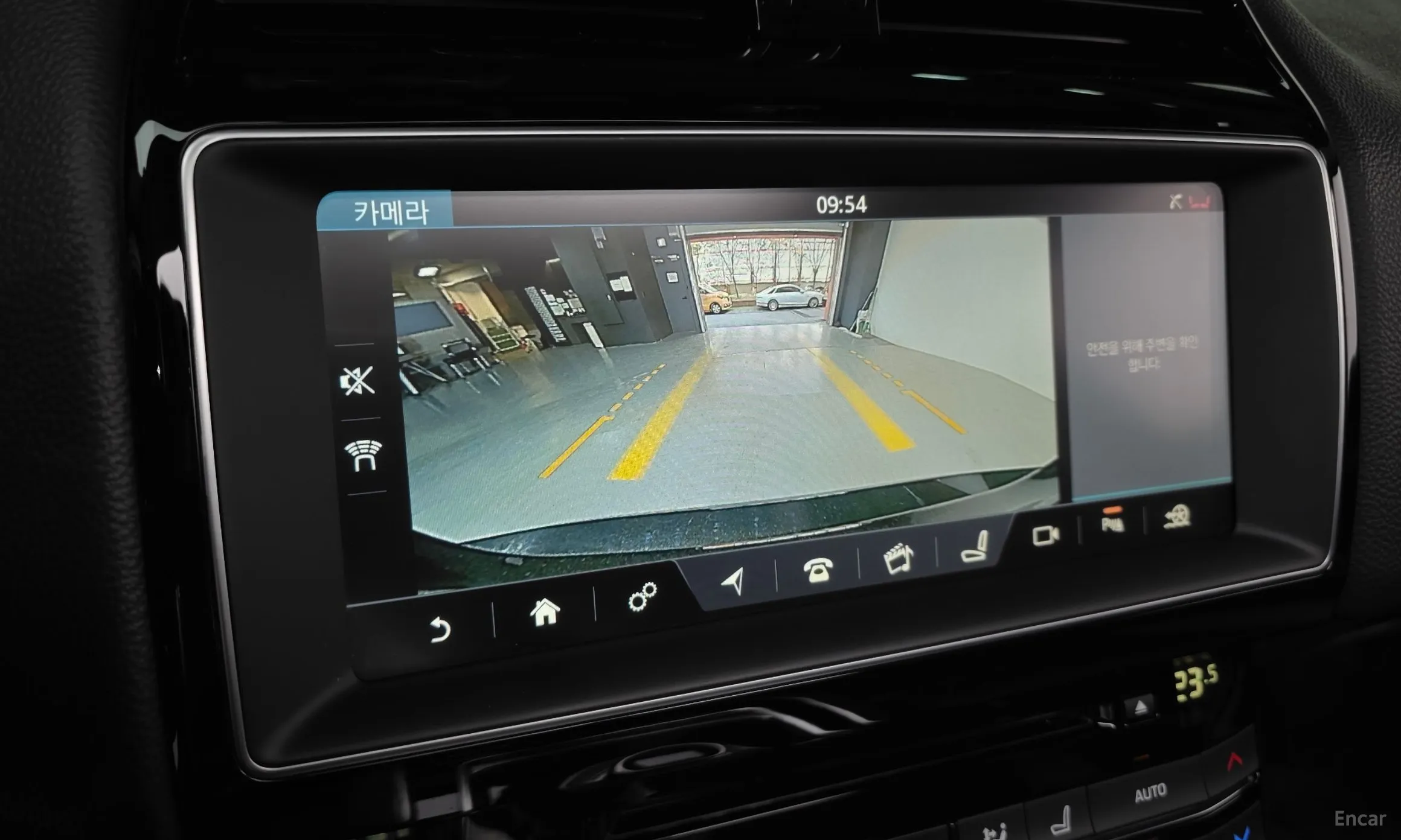 Jaguar XE превью 15