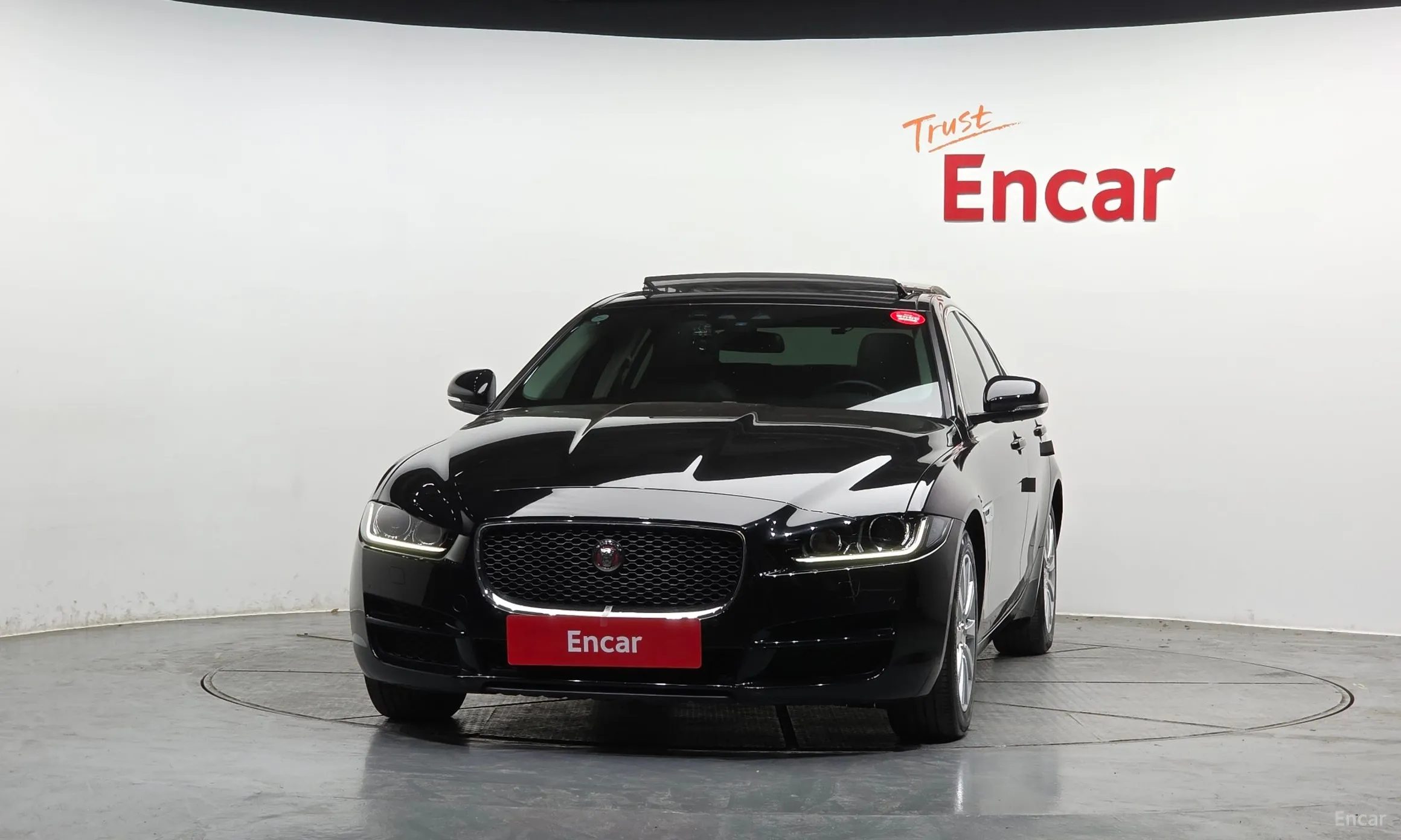 Jaguar XE превью 3