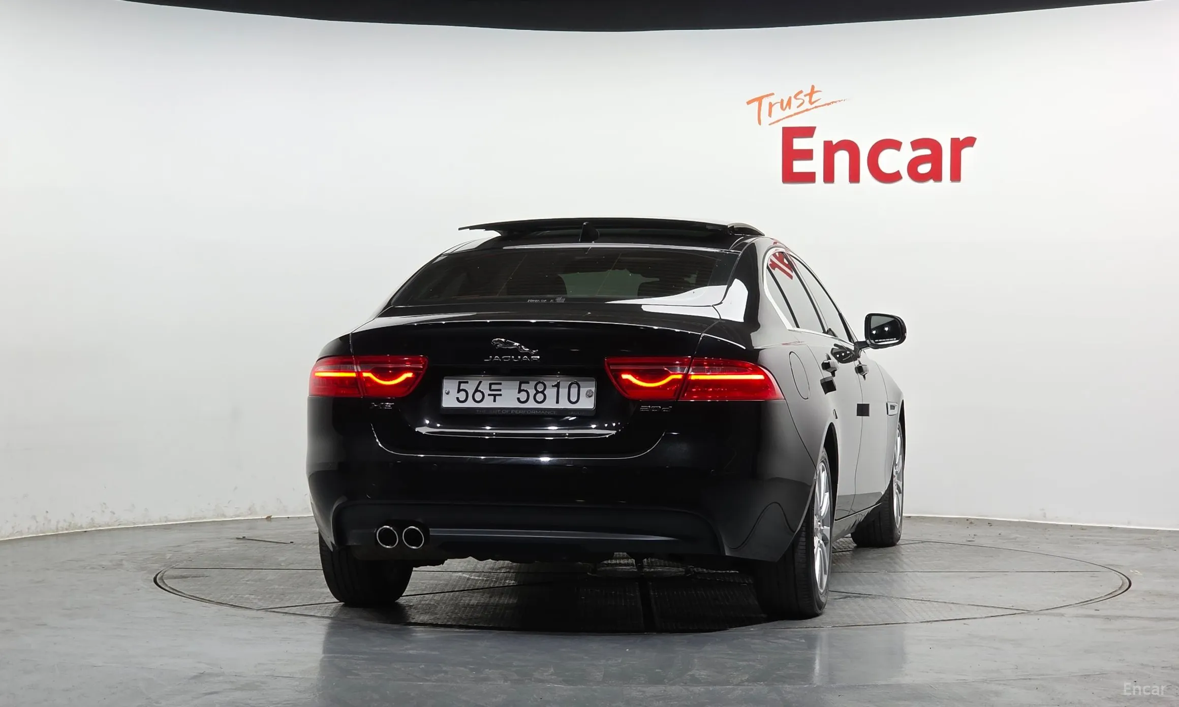 Jaguar XE превью 4