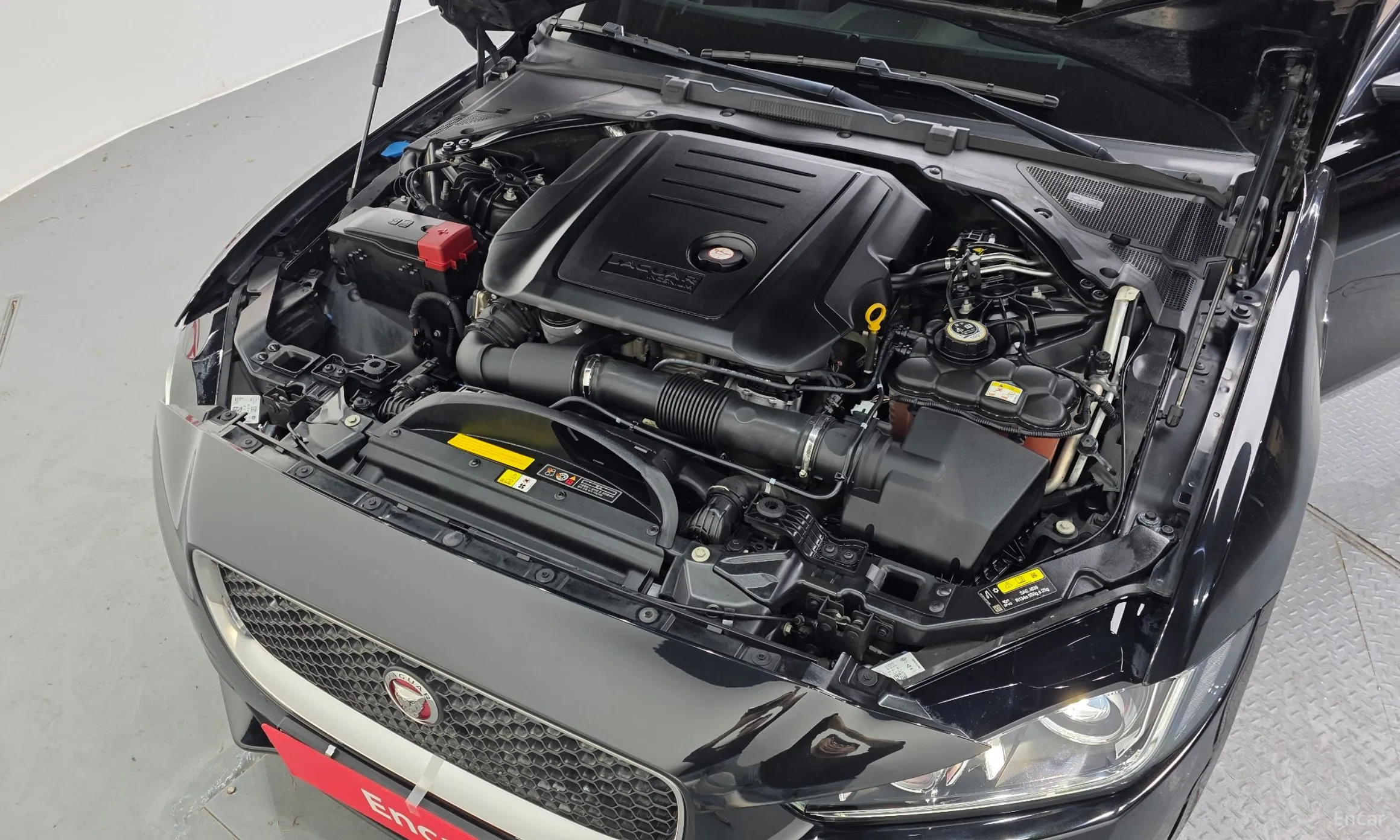 Jaguar XE превью 6