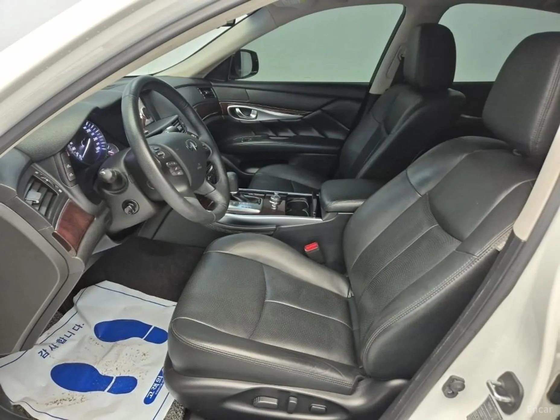Infiniti Q70 превью 10