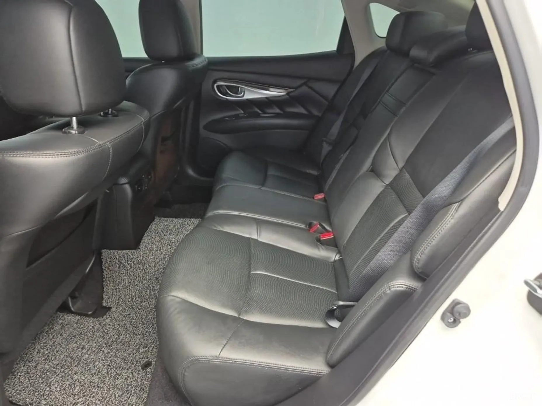 Infiniti Q70 превью 11