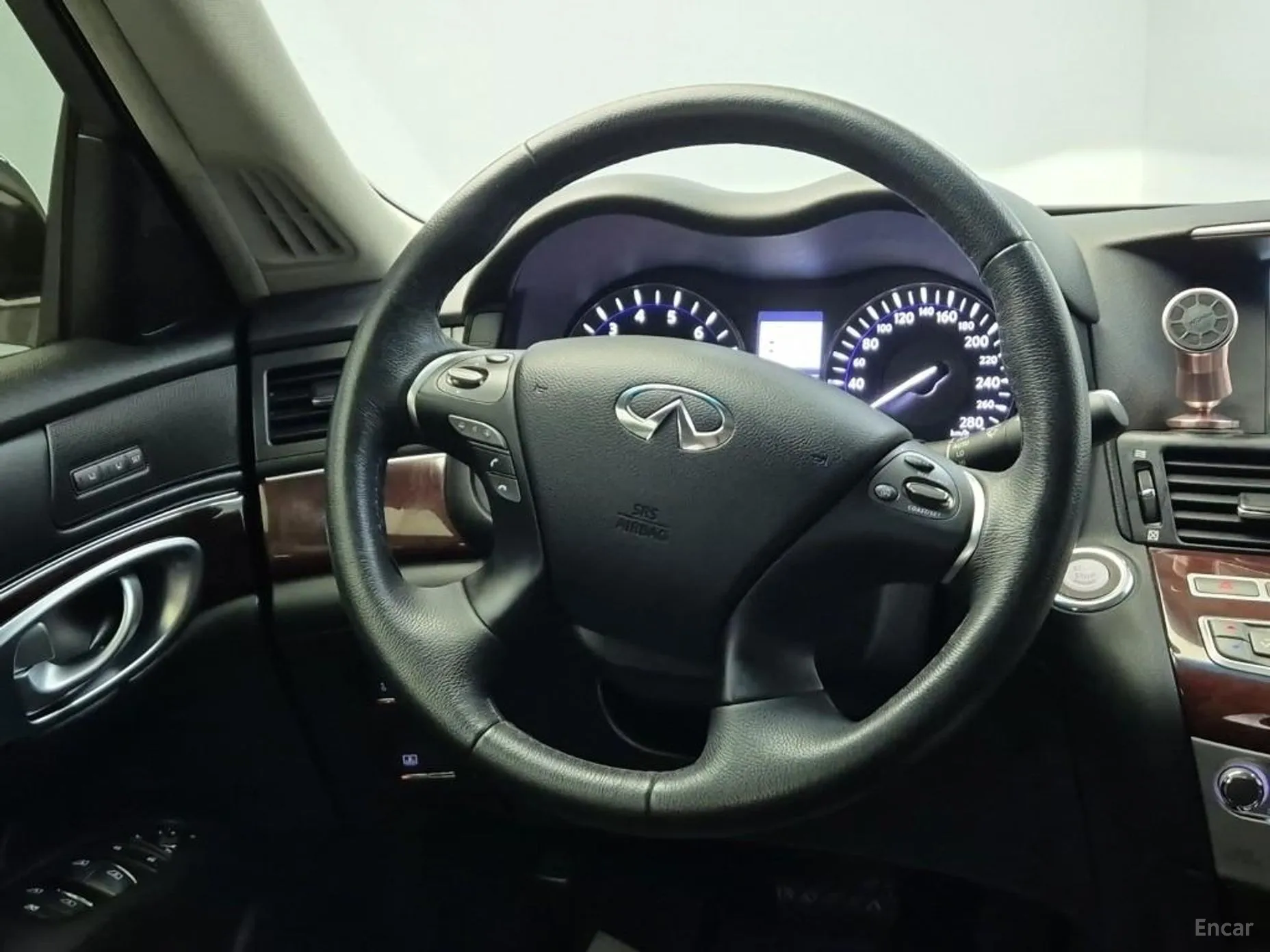 Infiniti Q70 превью 13