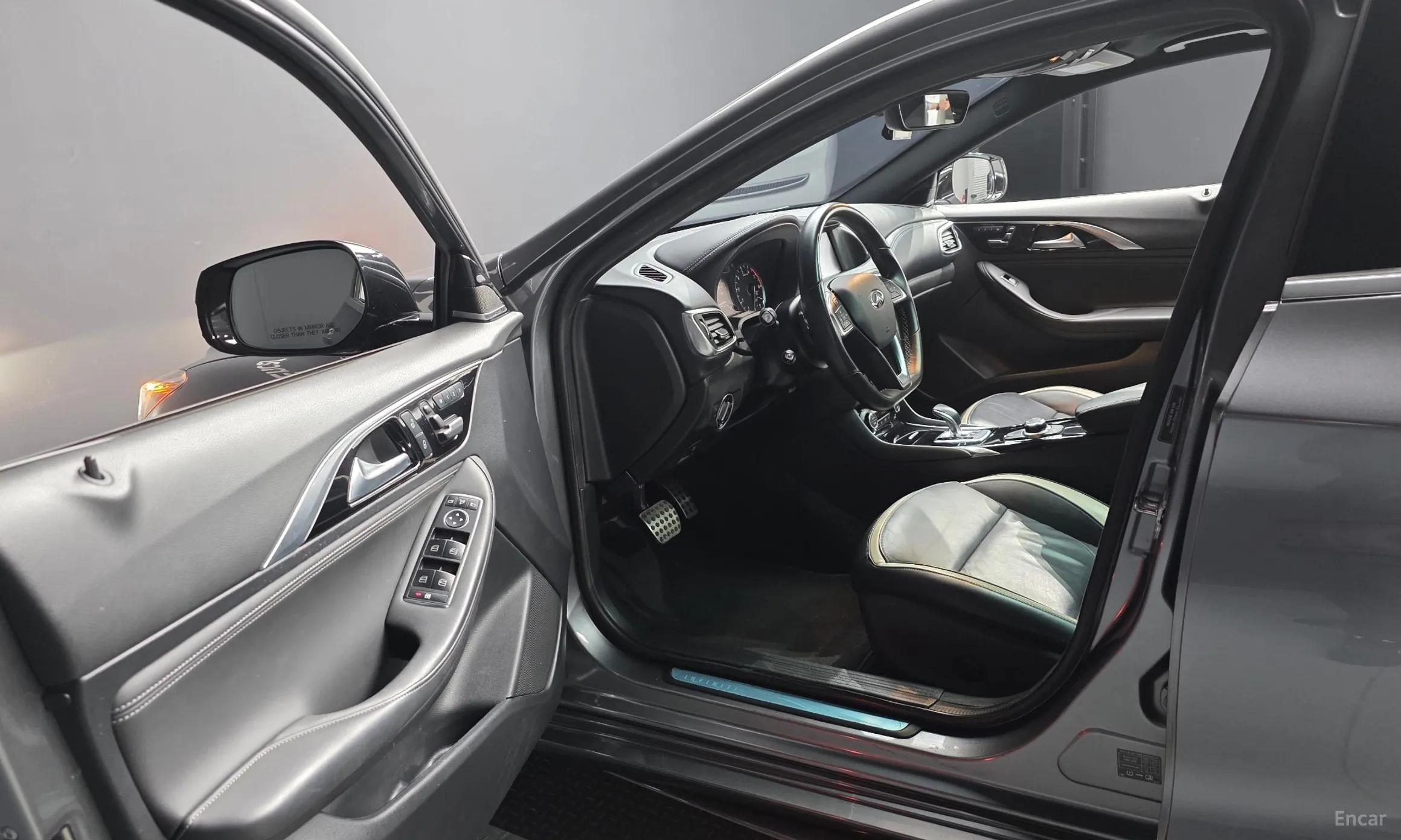 Infiniti Q30 превью 10