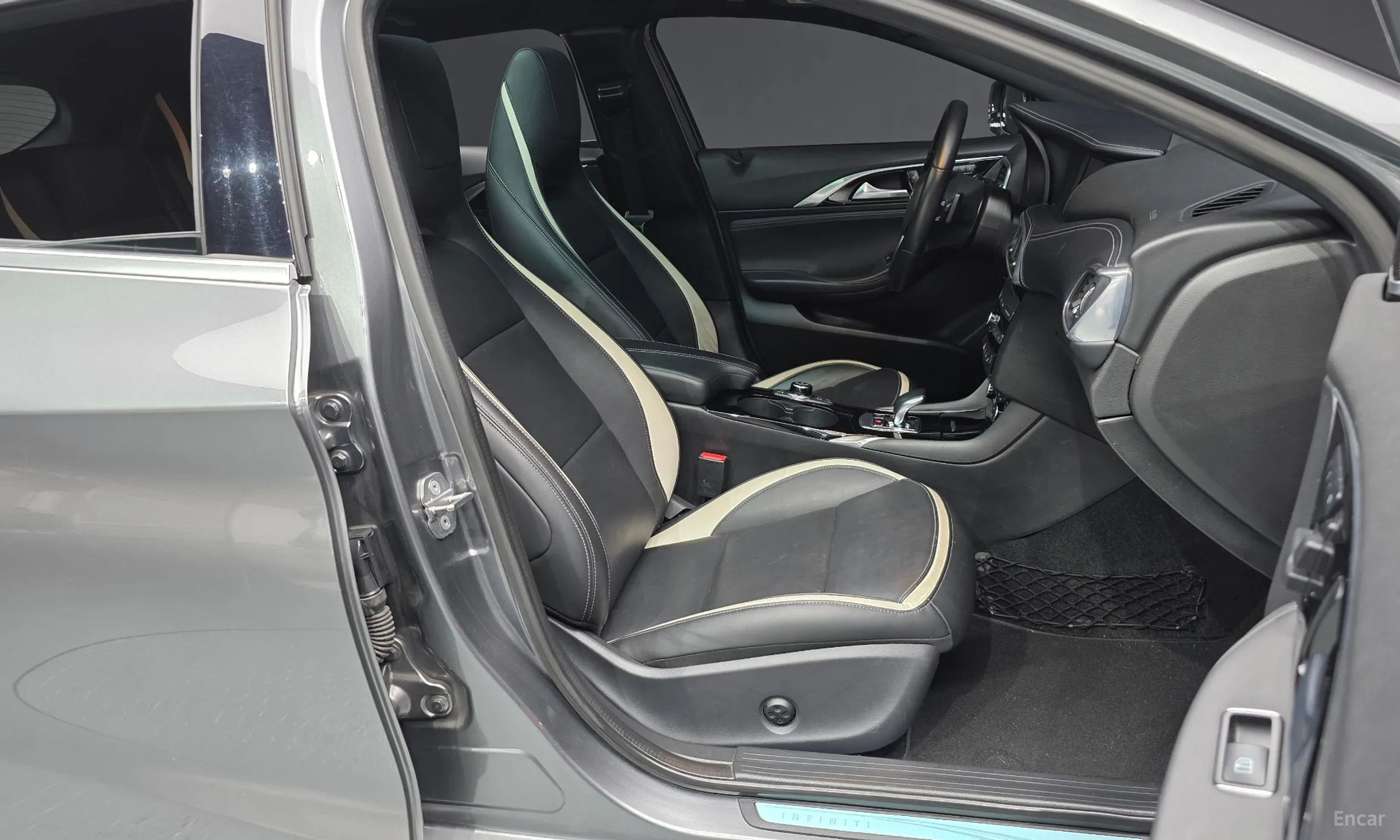 Infiniti Q30 превью 11